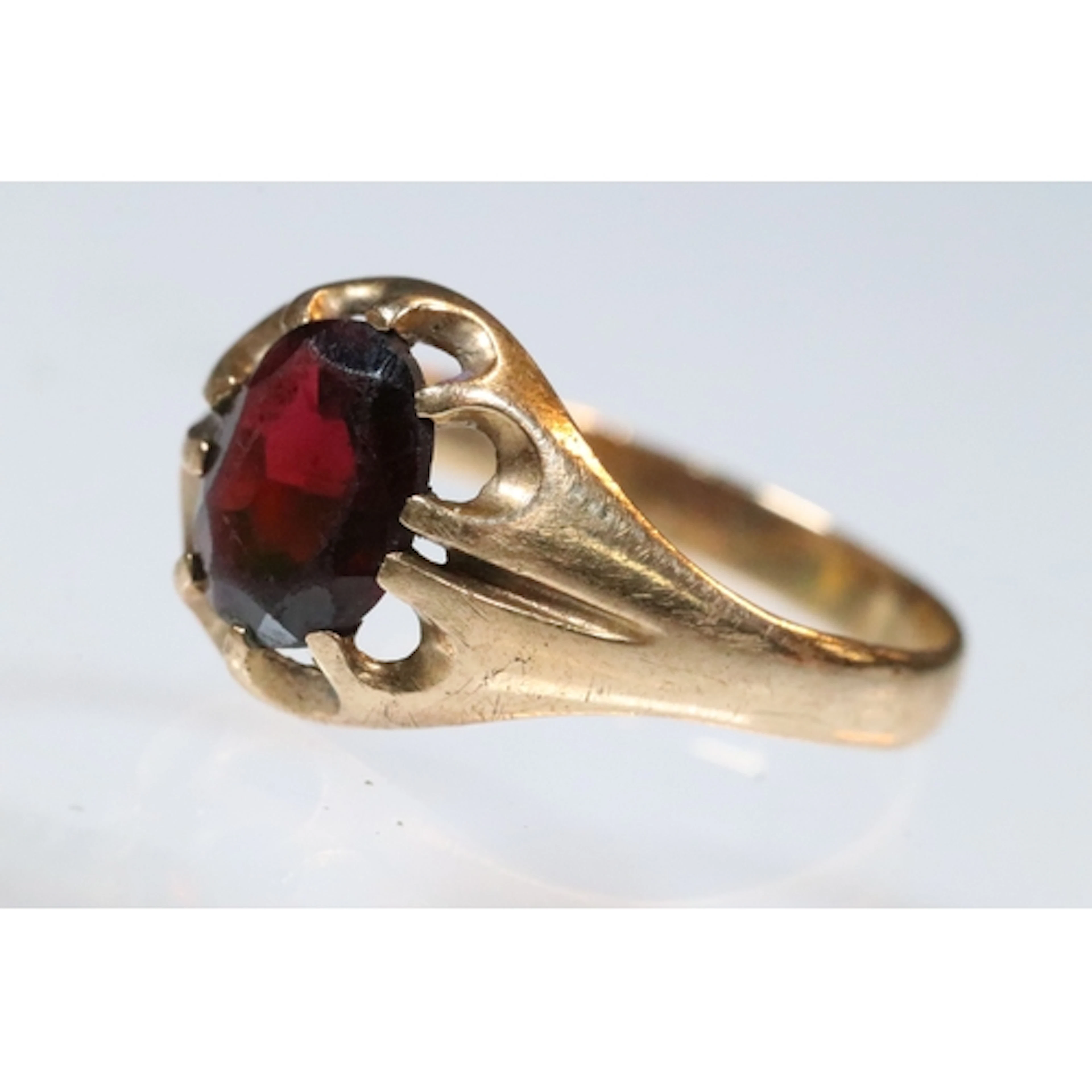 9ct gold and garnet claw set ring. Hallmarked Edinburgh 1980...