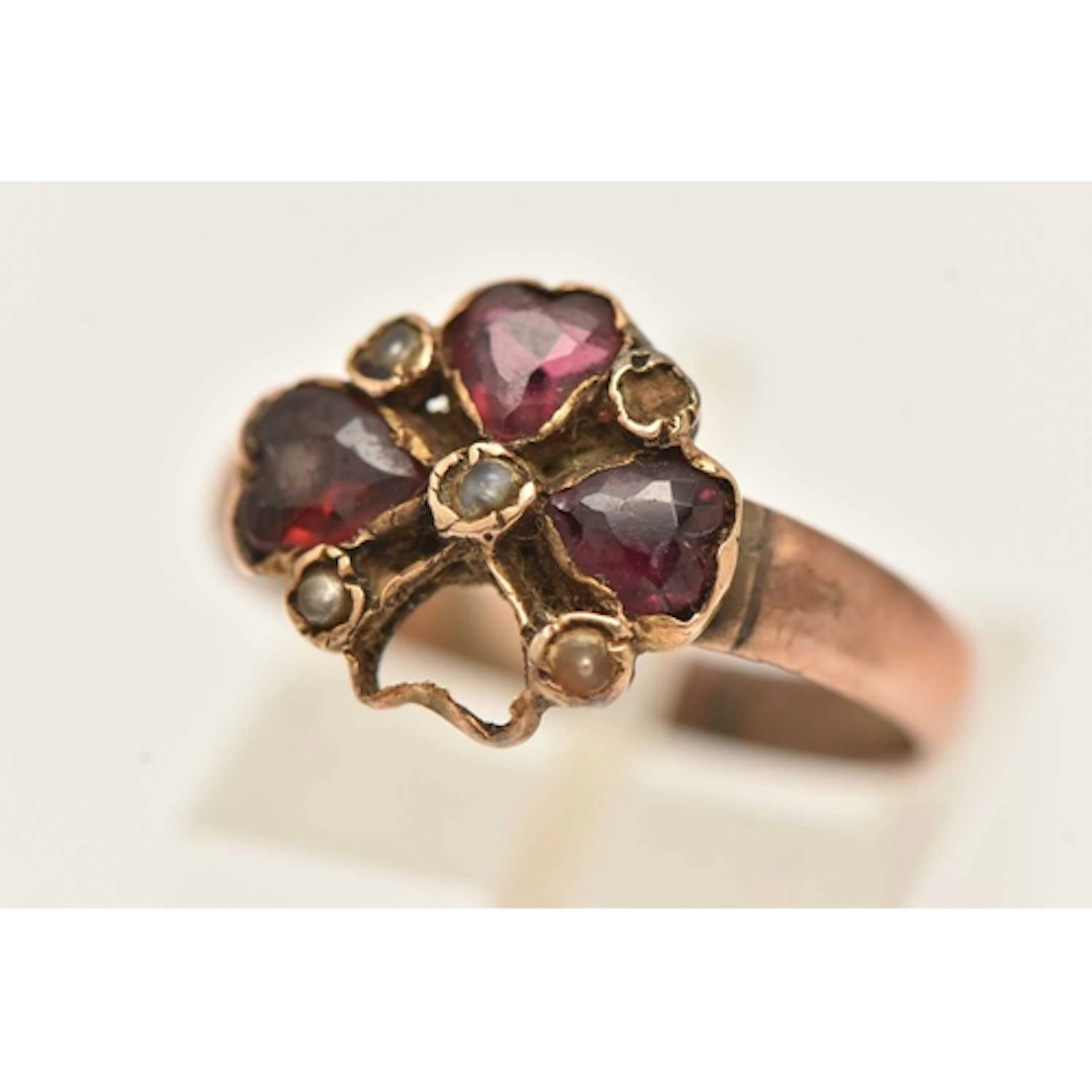 A GEM SET RING, AF yellow metal gem set ring, unmarked, ring...