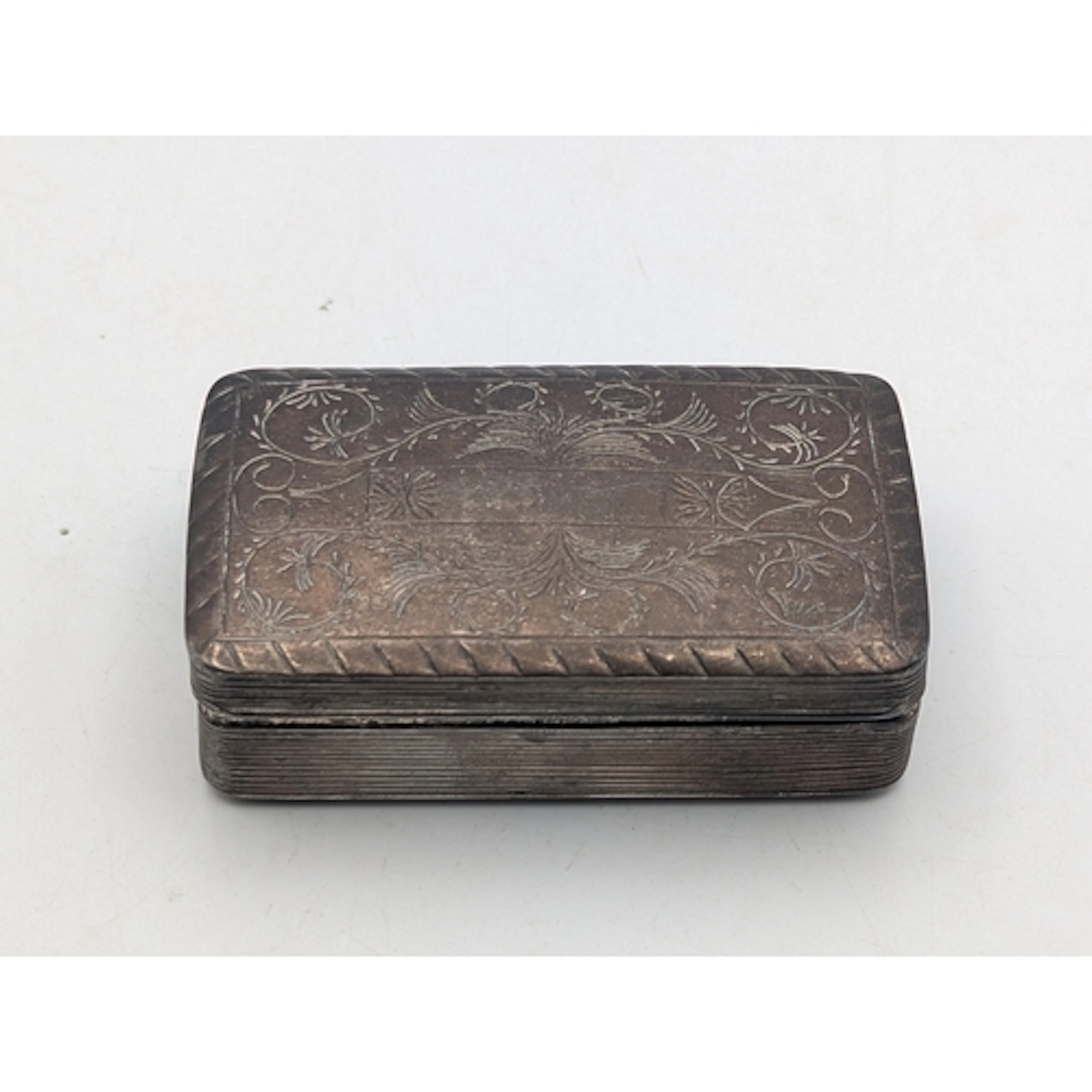 A 19th century Dutch silver snuff box, with ribbed body, flo...
