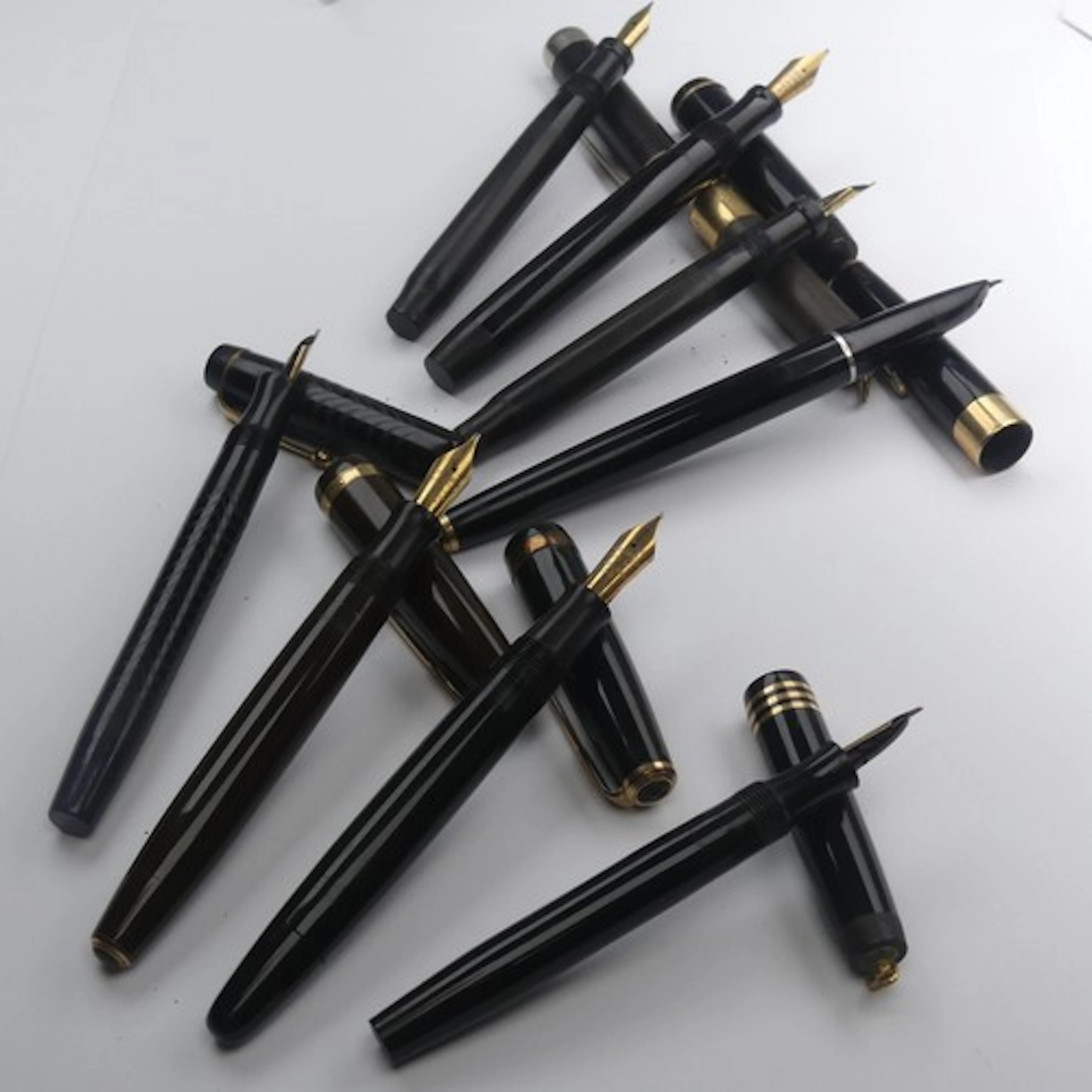 A Parker Duofold Fountain Pen, with brown body and 14k nib, ...