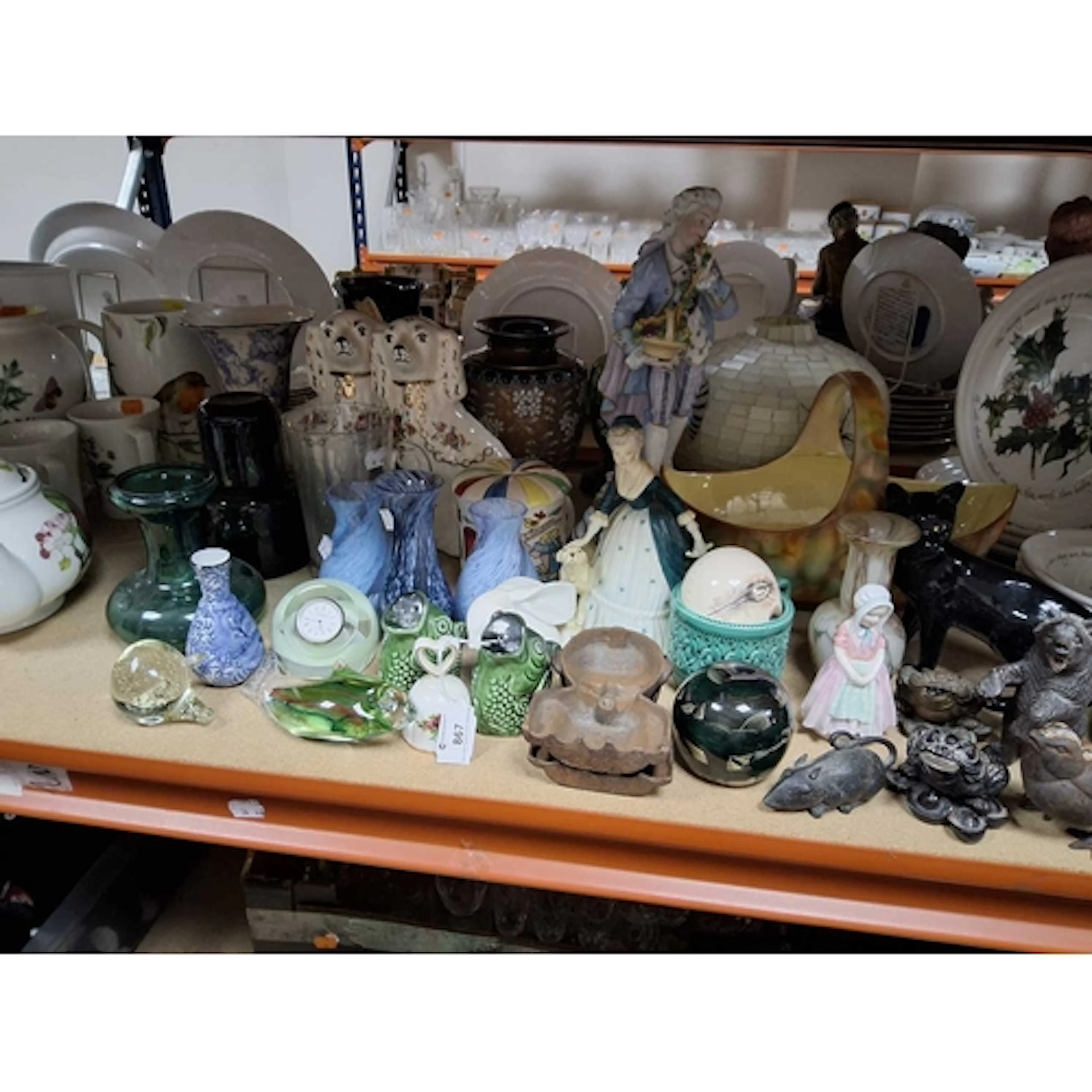 A GROUP OF VINTAGE DECORATIVE HOUSEHOLD ITEMS to include a p...