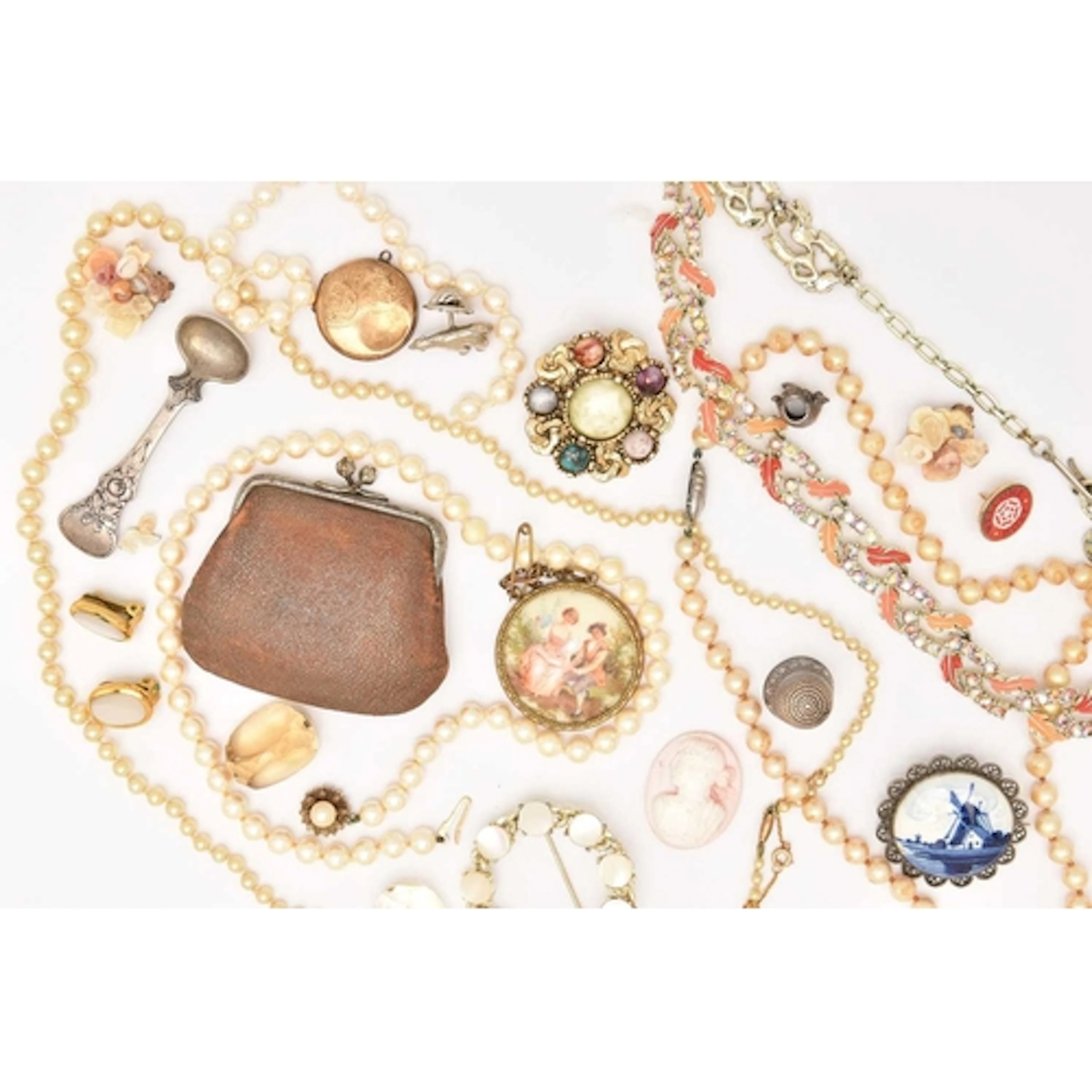 AN ASSORTMENT OF JEWELLERY AND ITEMS, to include a 9ct bk &a...