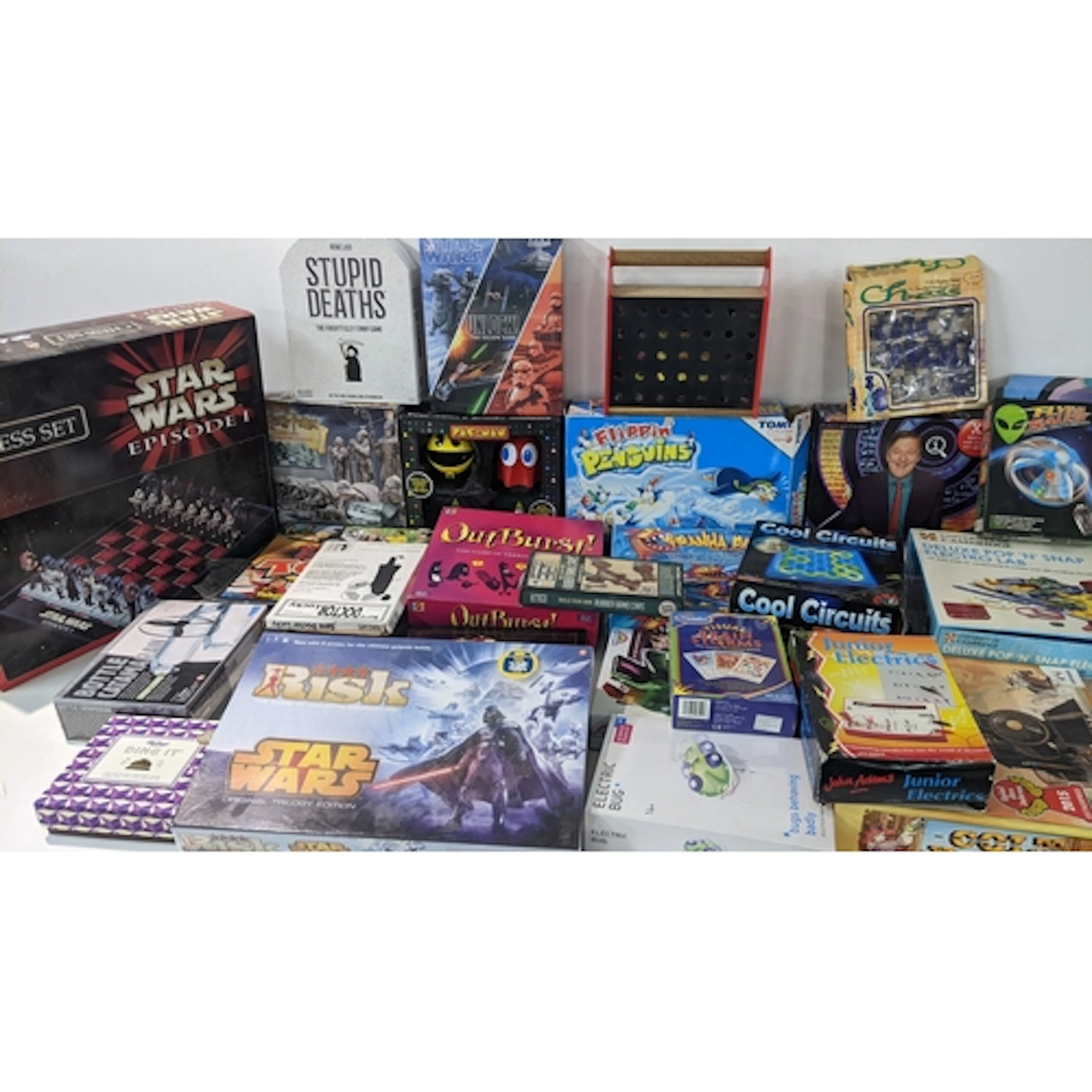 A mixed lot of board games to include a Star Wars chess set,...