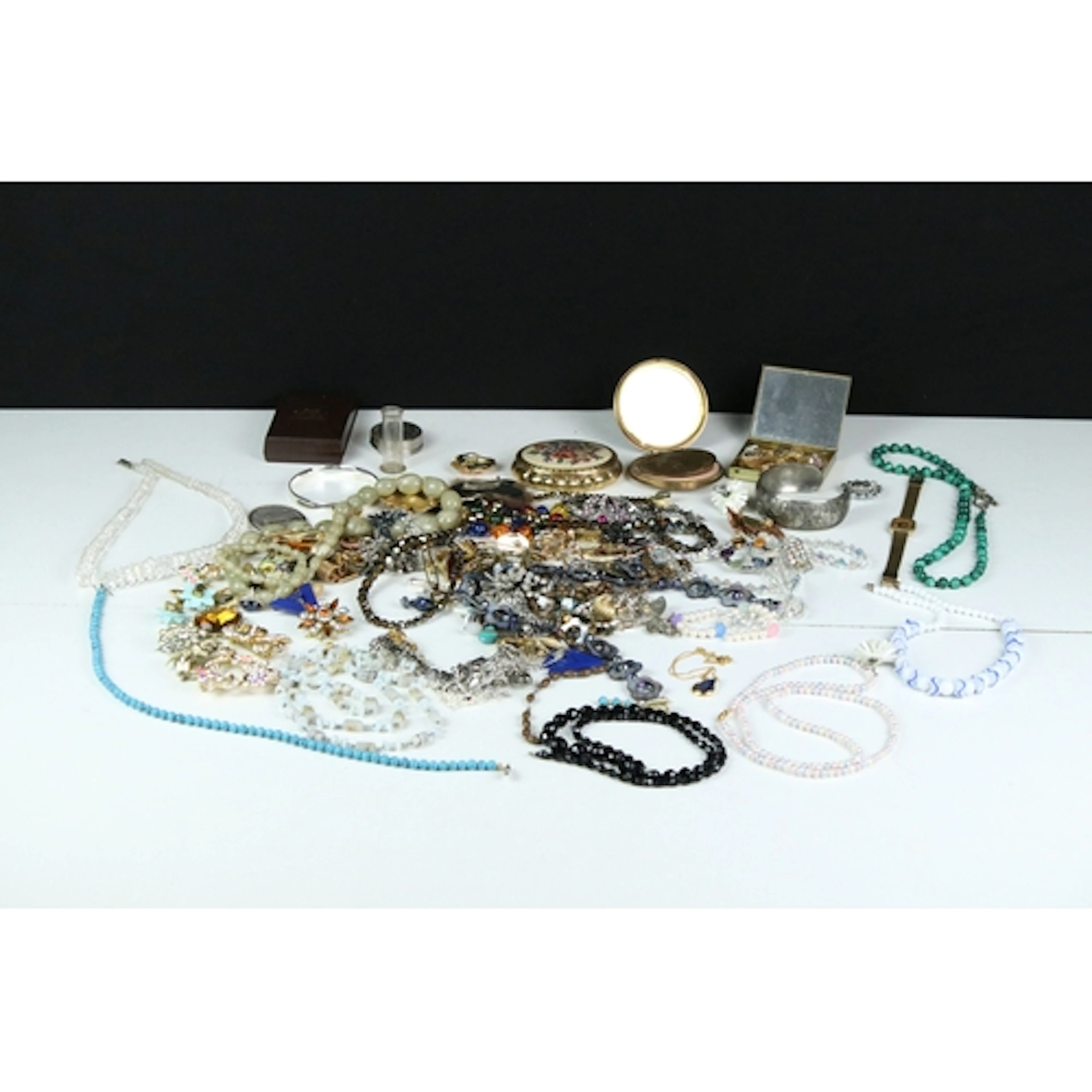 Collection of vintage costume jewellery to include brooches,...