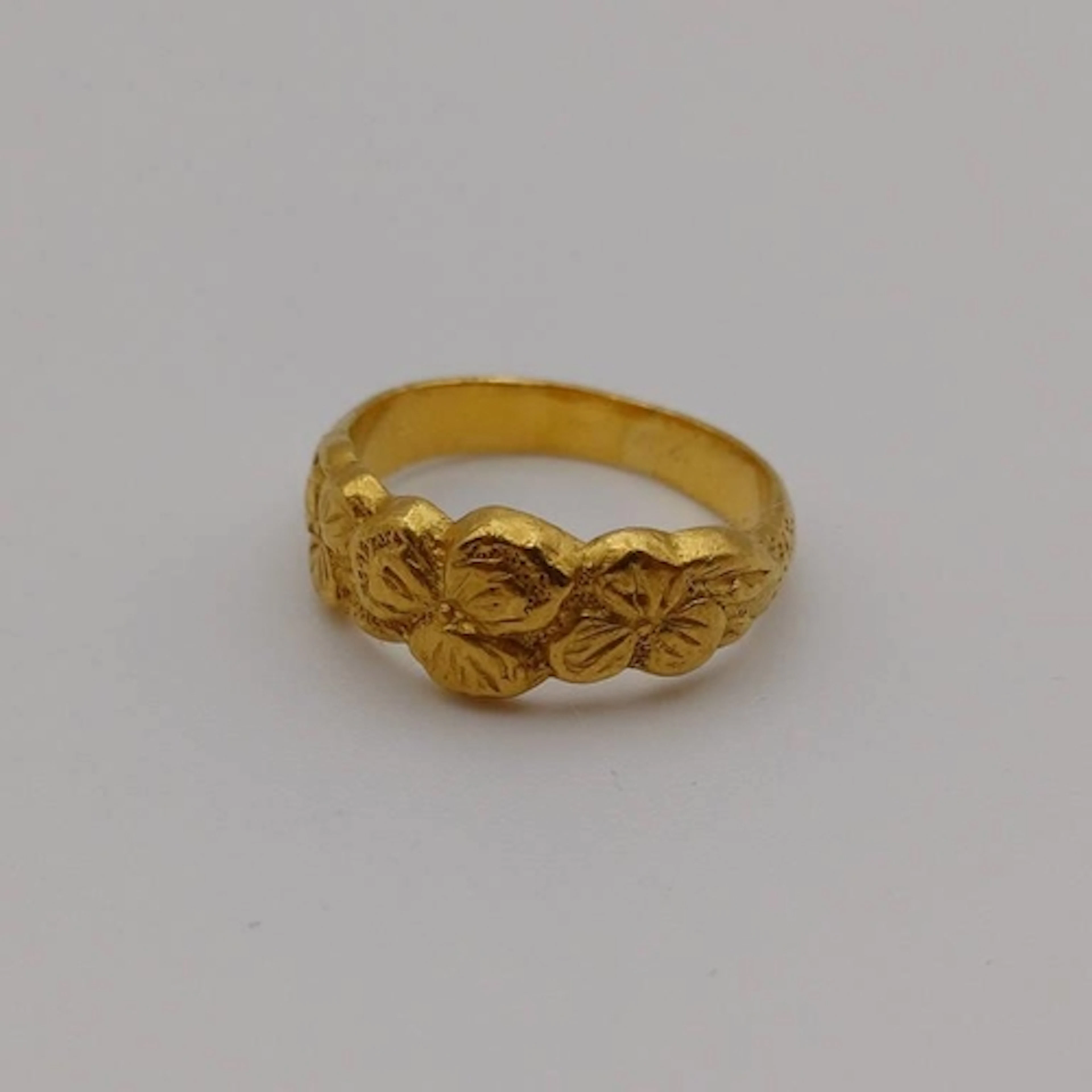 JAPANESE HIGH CARAT GOLD FLORAL DECORATED RING - 5.7G, RING ...
