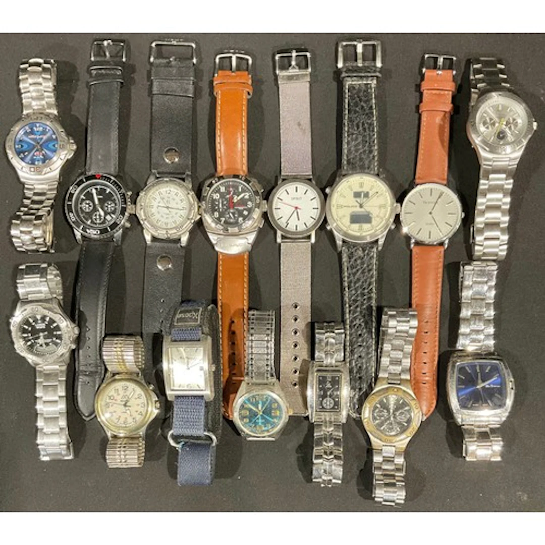 Watches - A varied collection of fifteen vintage wristwatche...