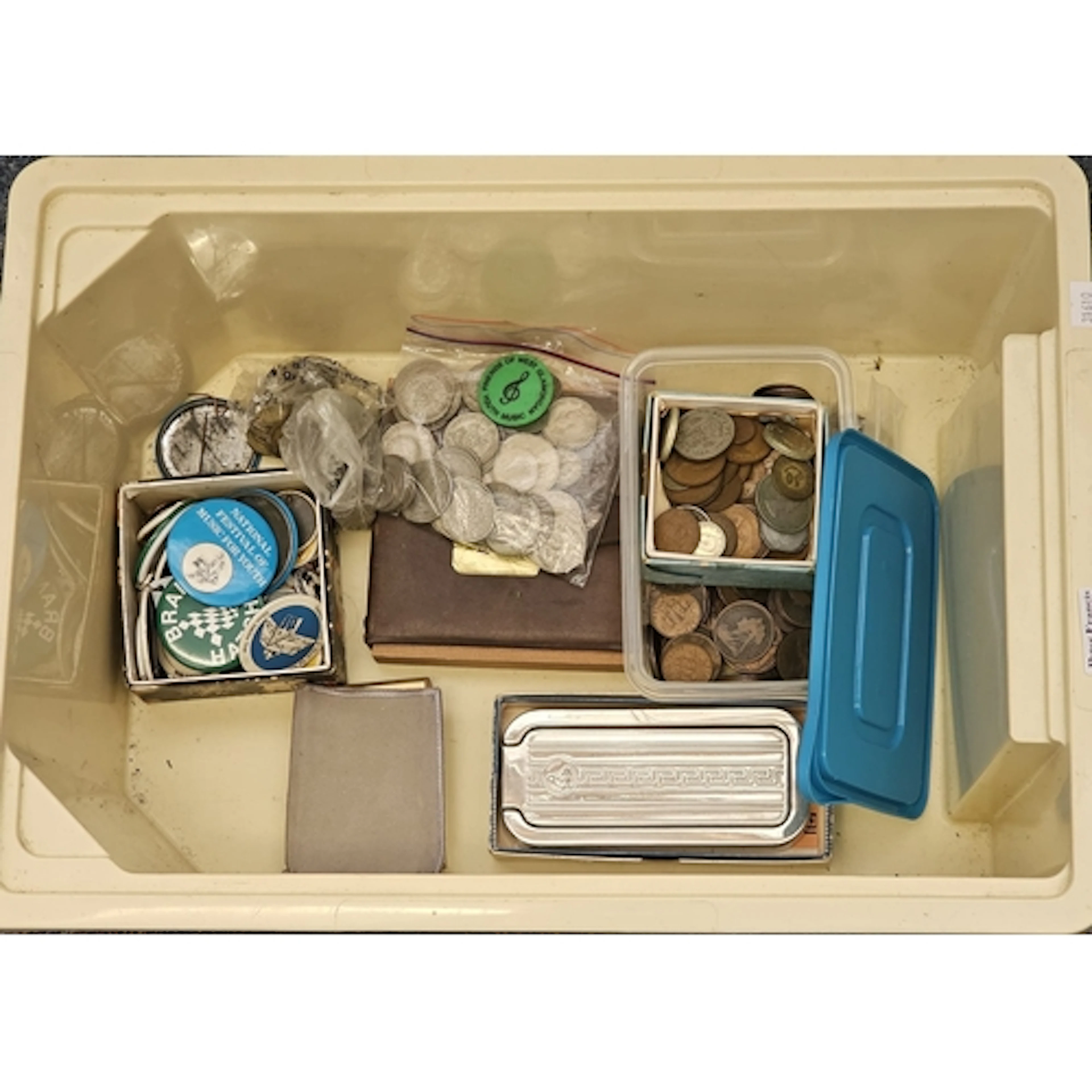 Box of oddments to include: GB copper and other coinage, Rol...