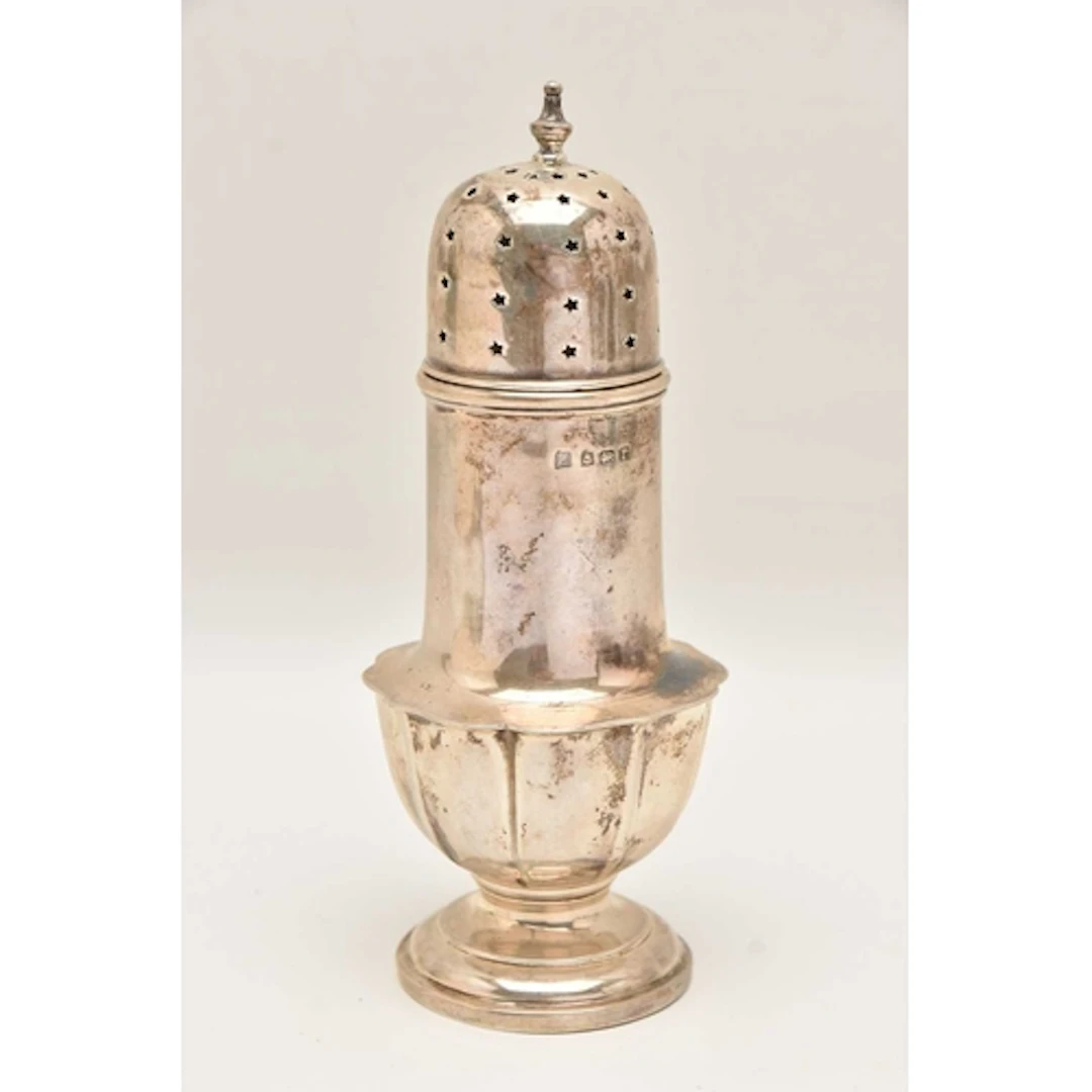 AN EARLY 20TH CENTURY SILVER SUGAR CASTER, with a wavy rim t...