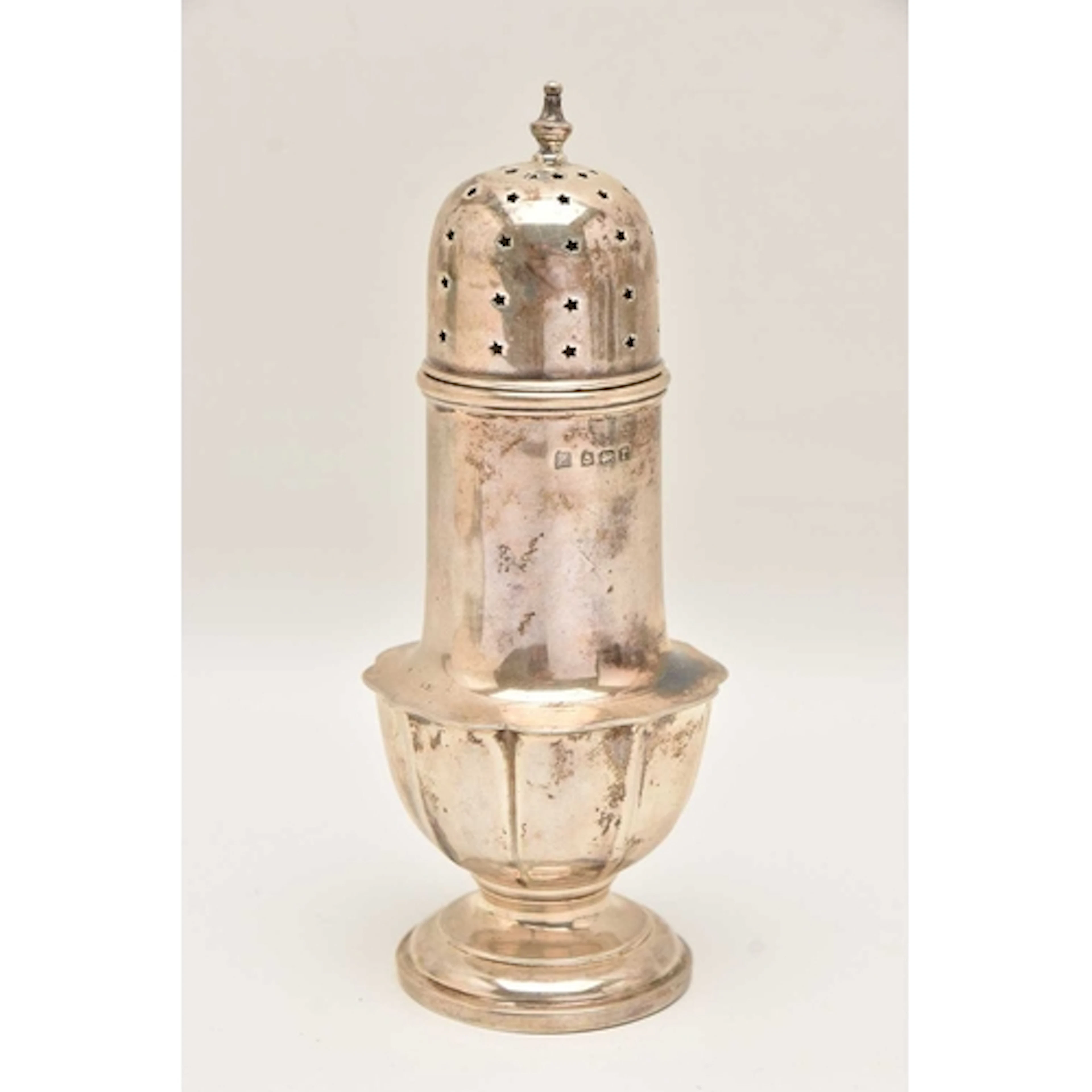 AN EARLY 20TH CENTURY SILVER SUGAR CASTER, with a wavy rim t...