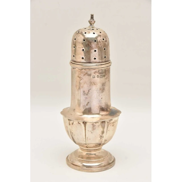AN EARLY 20TH CENTURY SILVER SUGAR CASTER, with a wavy rim t...