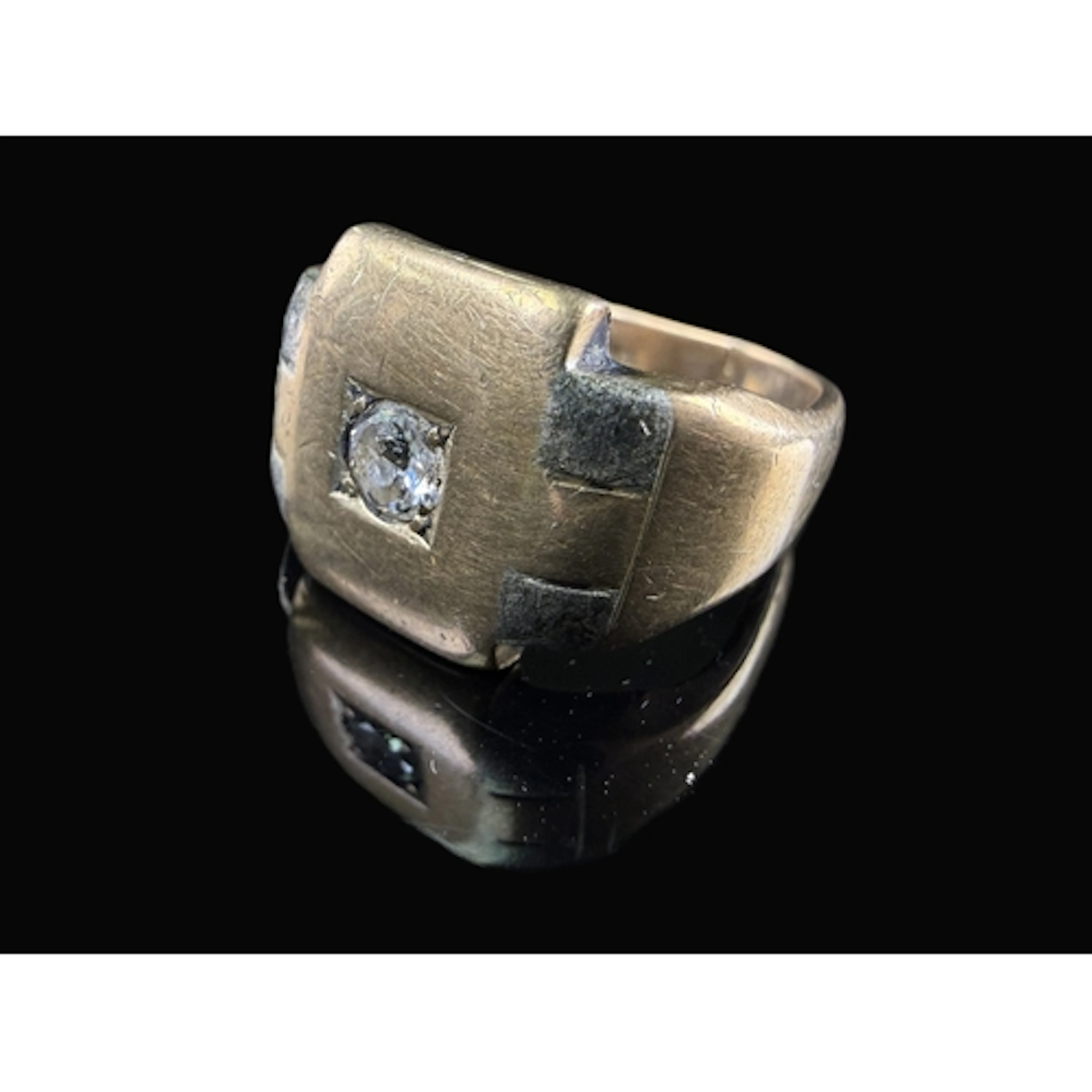 A 9-carat hallmarked gold gents signet ring set with a centr...
