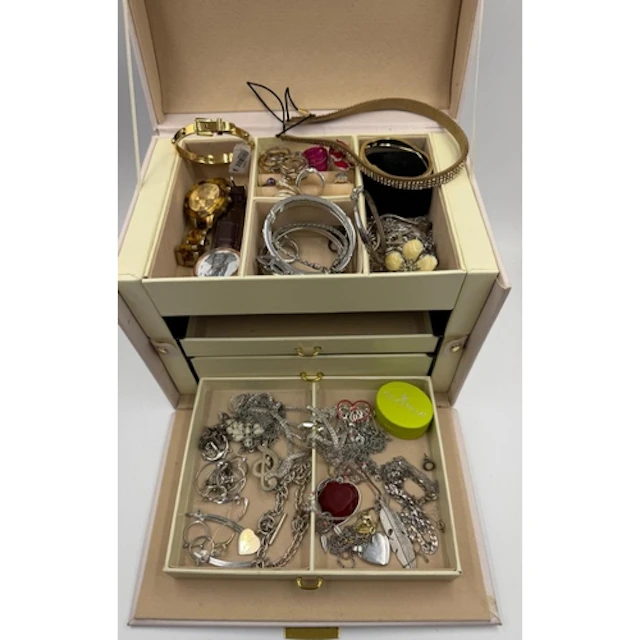 A selection of costume jewellery, mainly silver. Various des...