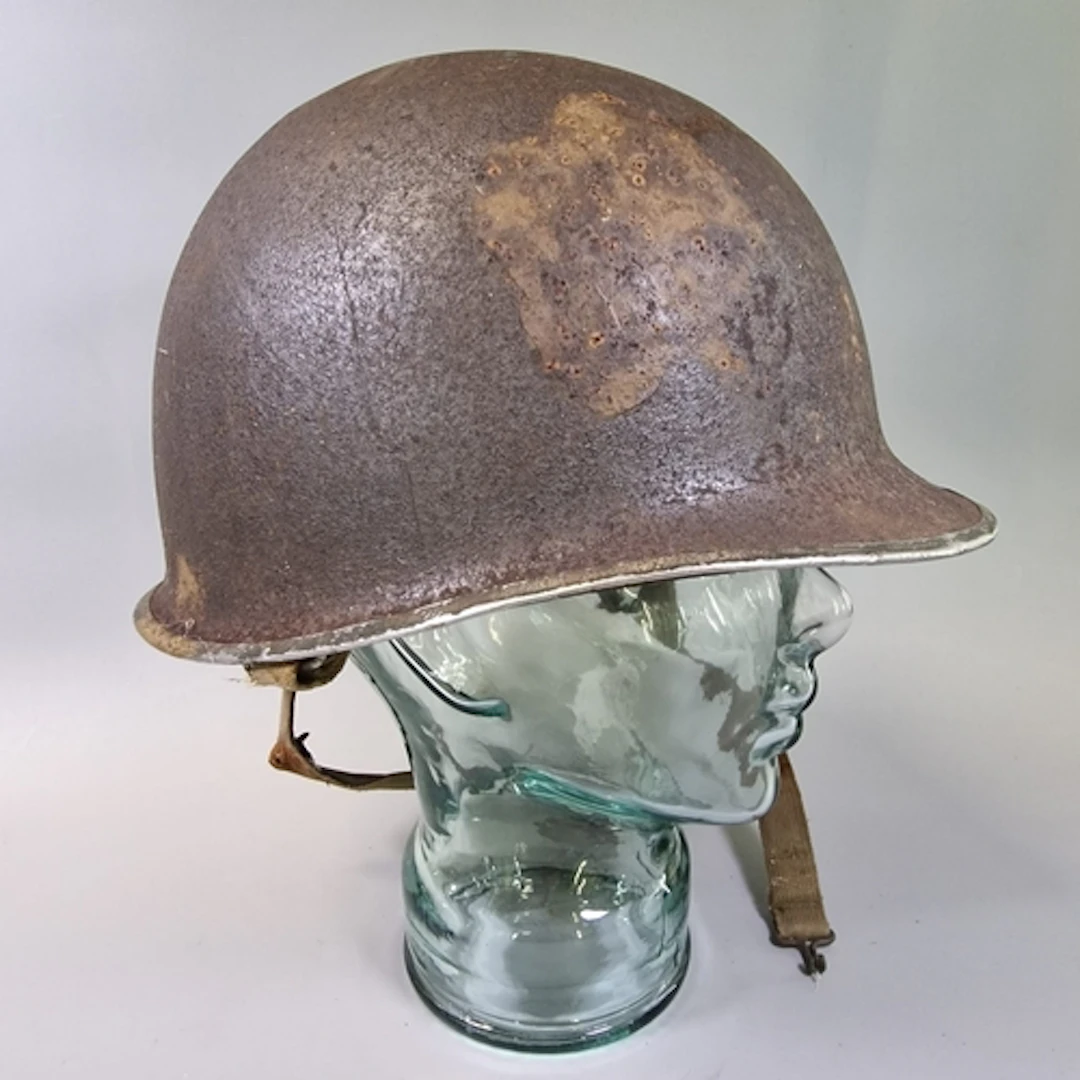 WW2 American / U.S. M1 fixed-bale helmet, with chinstrap and...