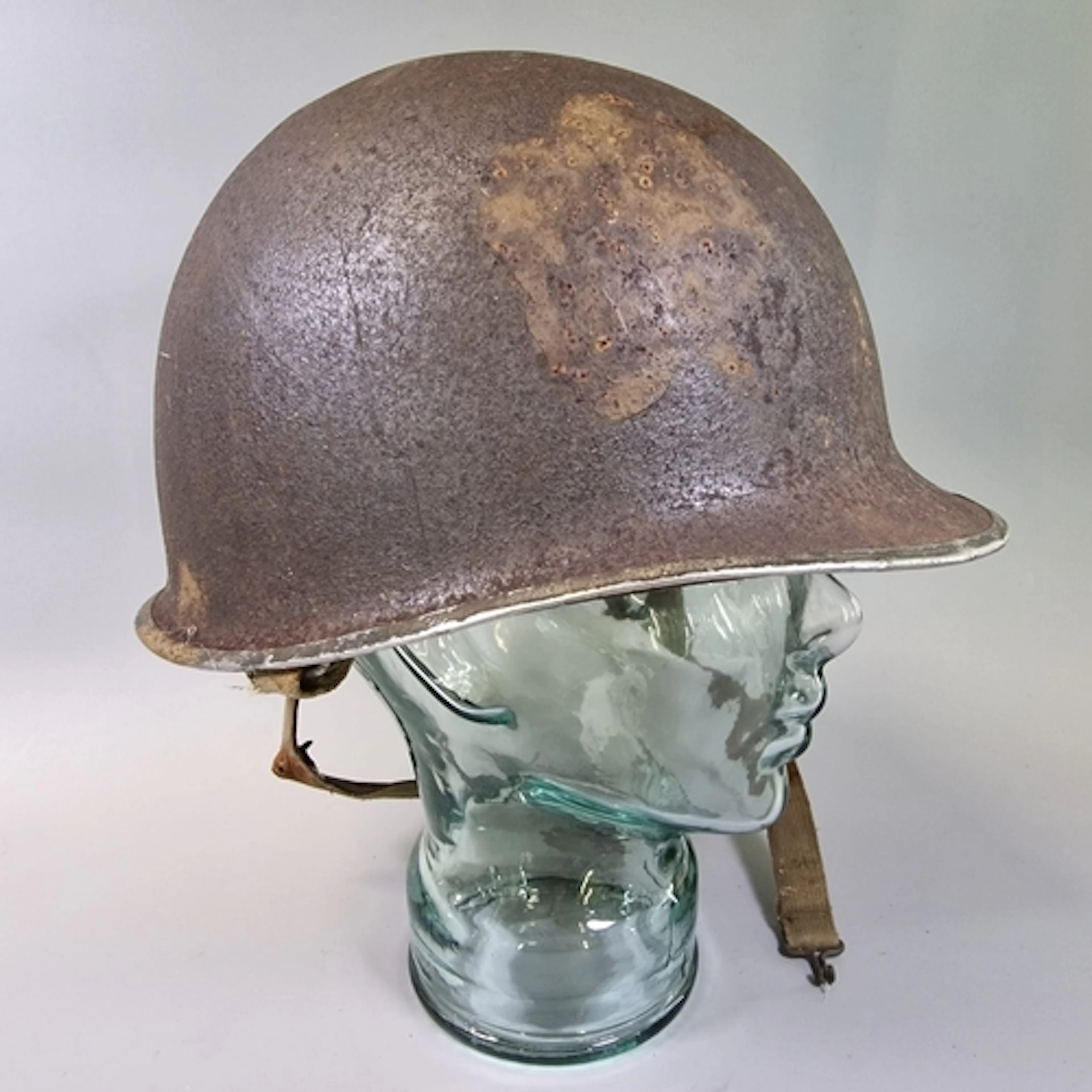 WW2 American / U.S. M1 fixed-bale helmet, with chinstrap and...