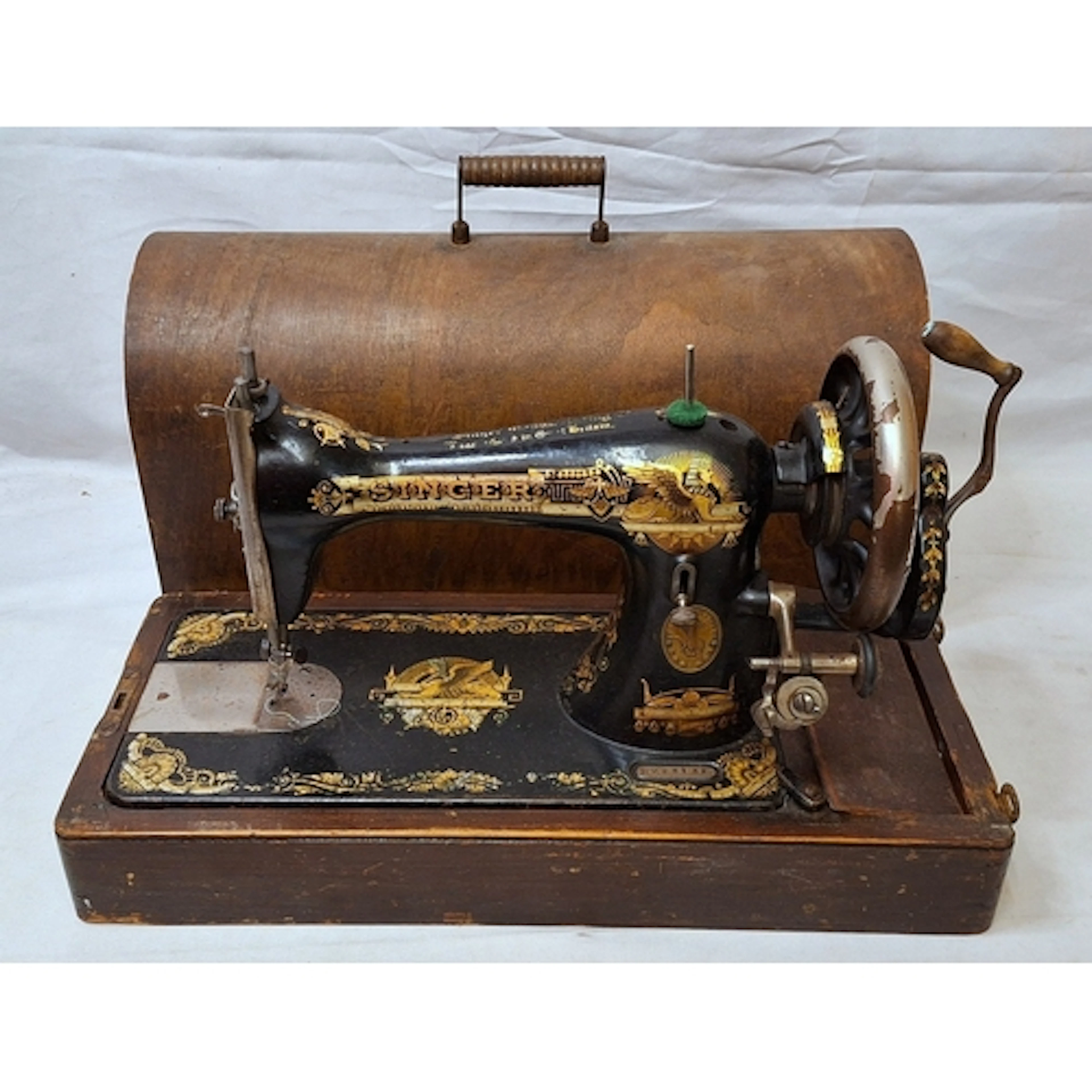Singer Sewing Machine, wooden cased, no. R923132 6005