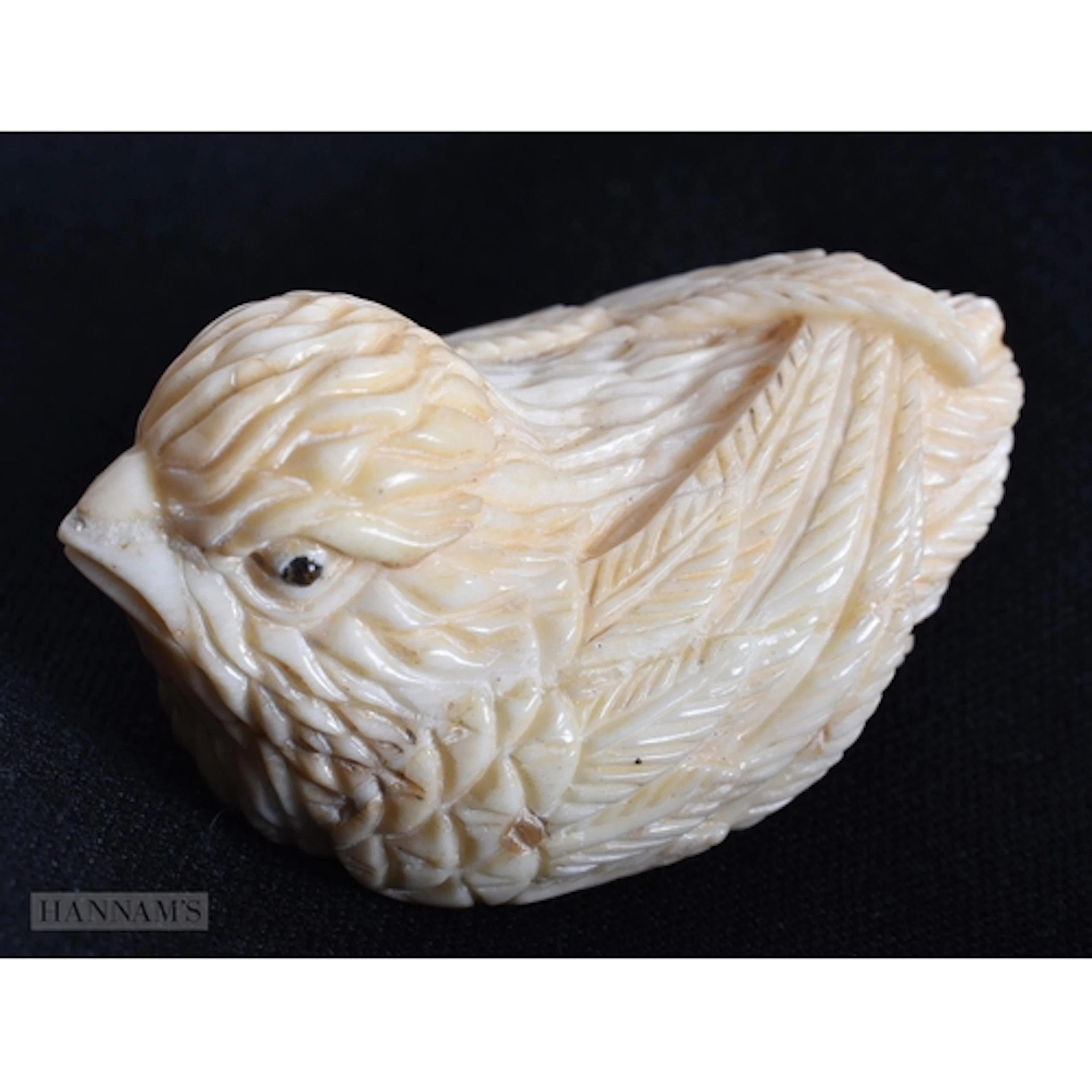 A BONE BIRD NETSUKE 2.7 X 4.7 X 3 CM
