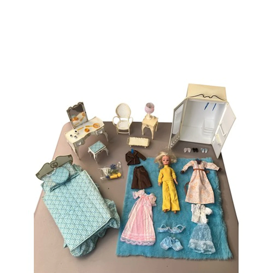 1981-82 (033055X) vintage Sindy doll with bedroom set compri...