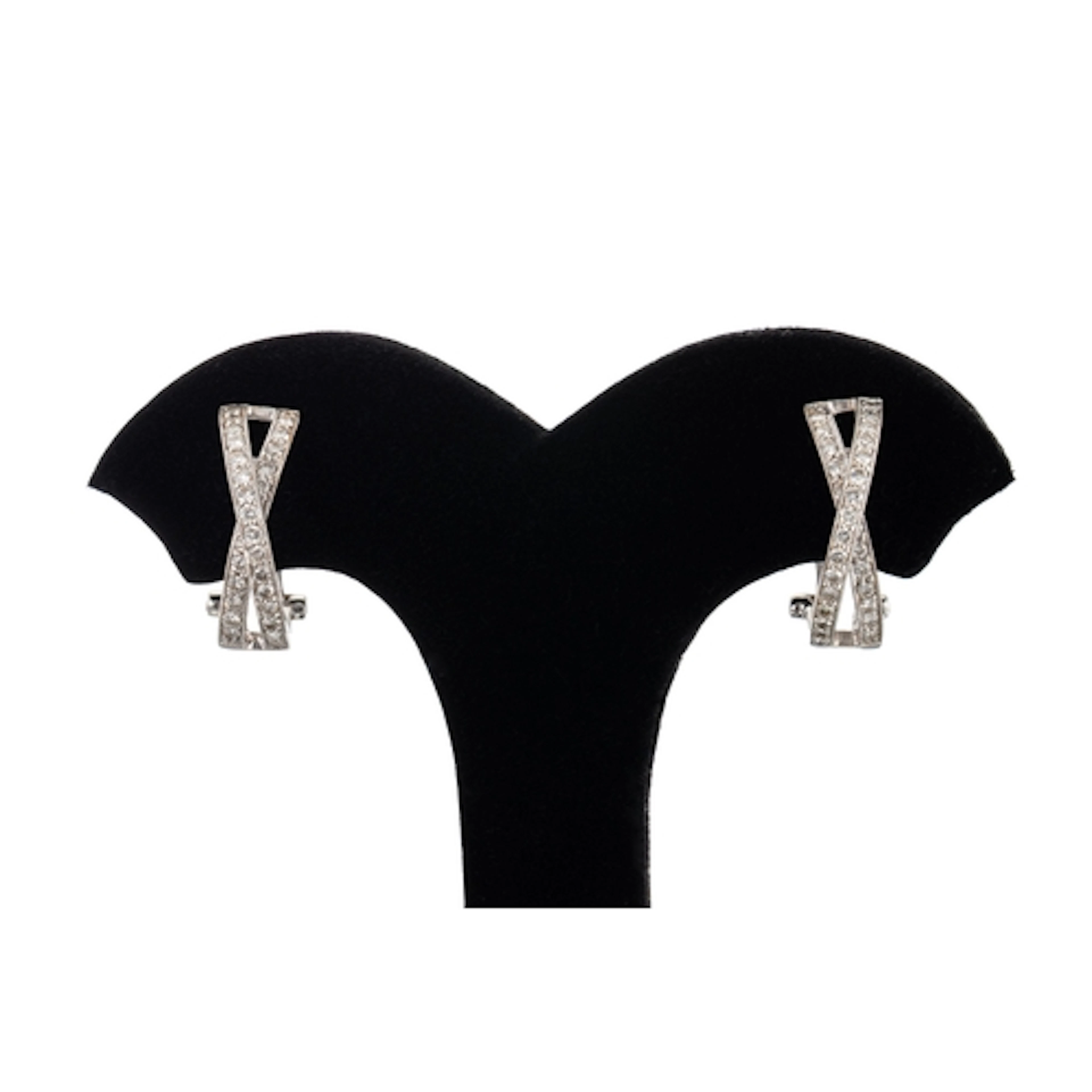 A PAIR OF DIAMOND SET CROSS OVER EARRINGS, mounted in 18ct w...