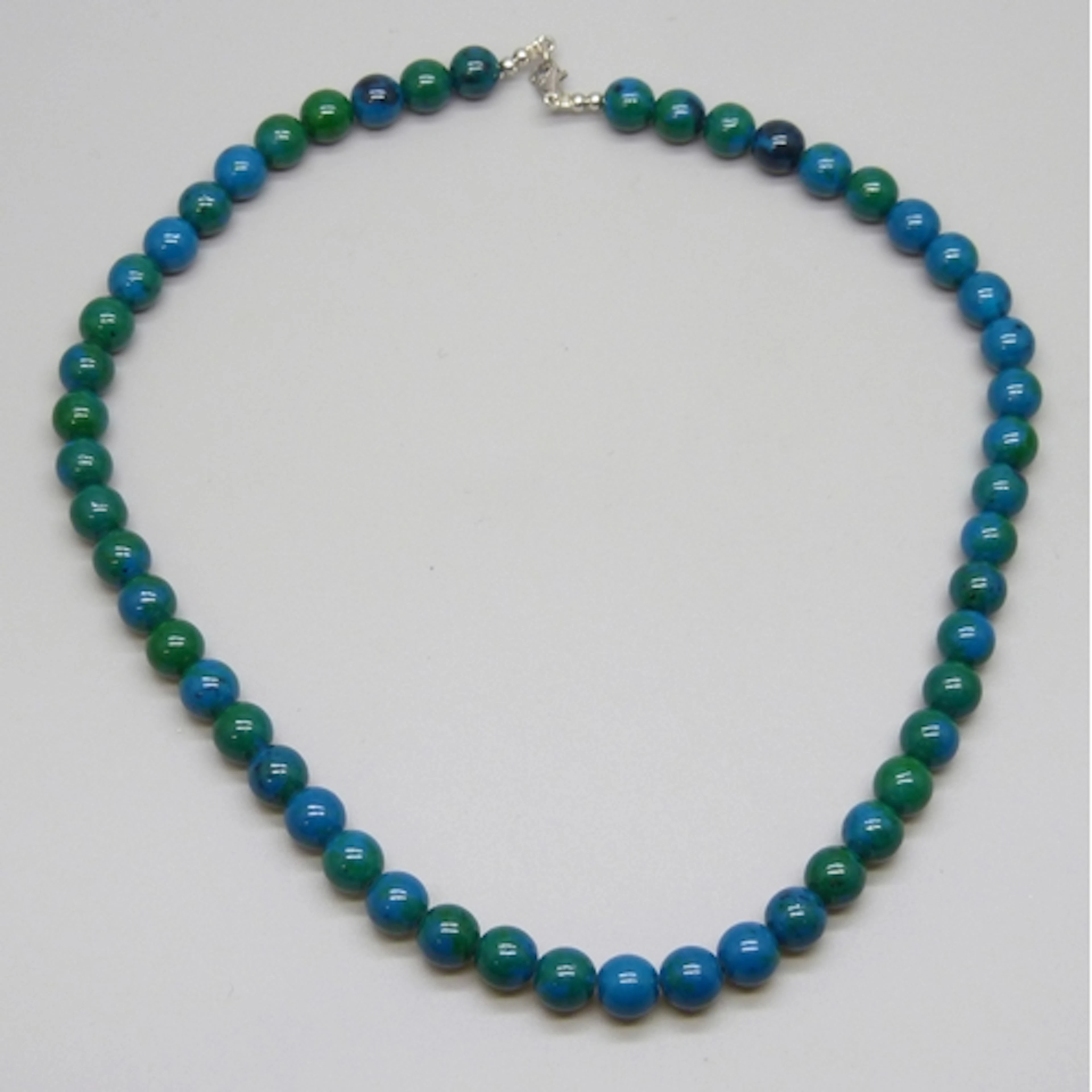 A chrysocolla bead necklace with a silver clasp, 45.5cm