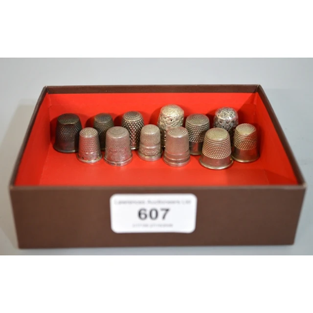 Quantity of silver and silver plated thimbles