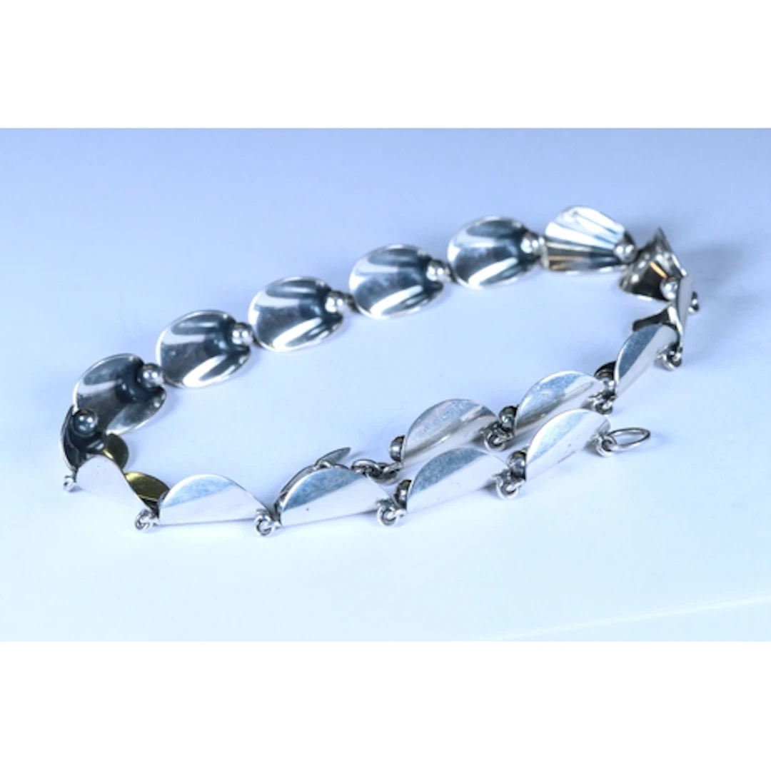 A vintage mid 20th century sterling silver Shell design neck...