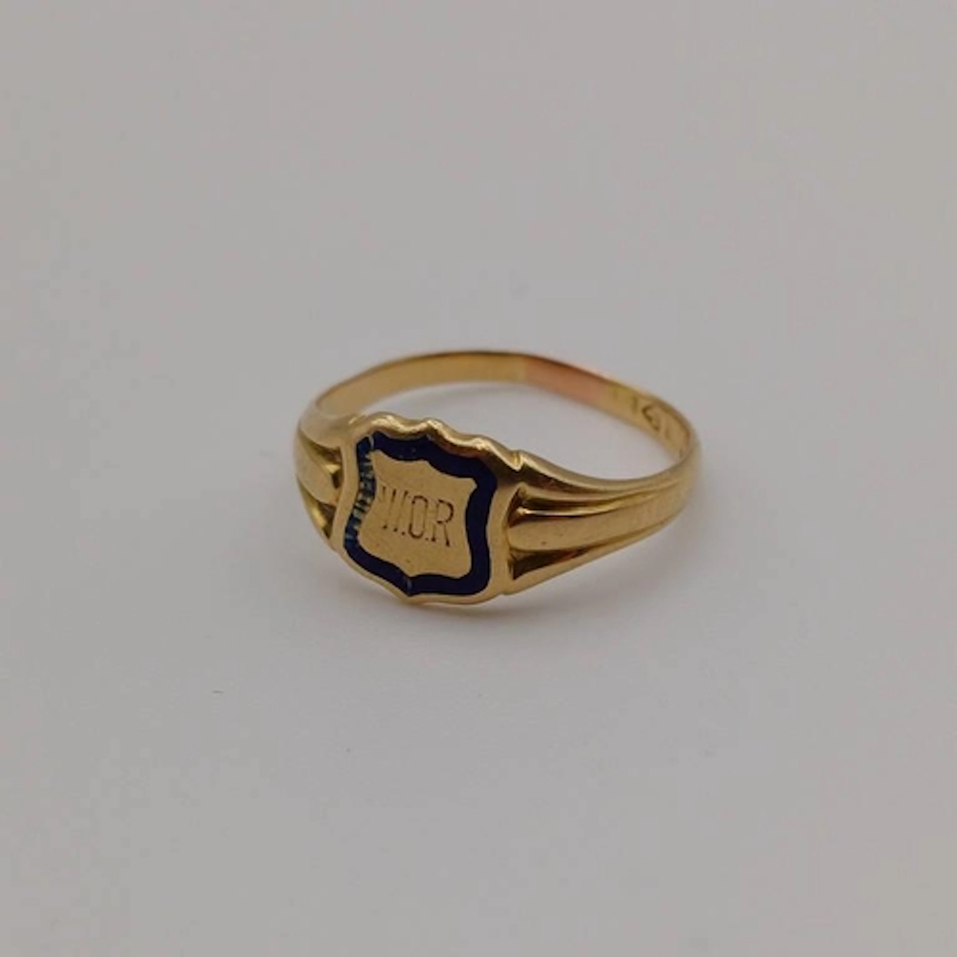 19TH CENTURY 18CT GOLD & ENAMEL SIGNET RING - 2.9G, RING SIZ...