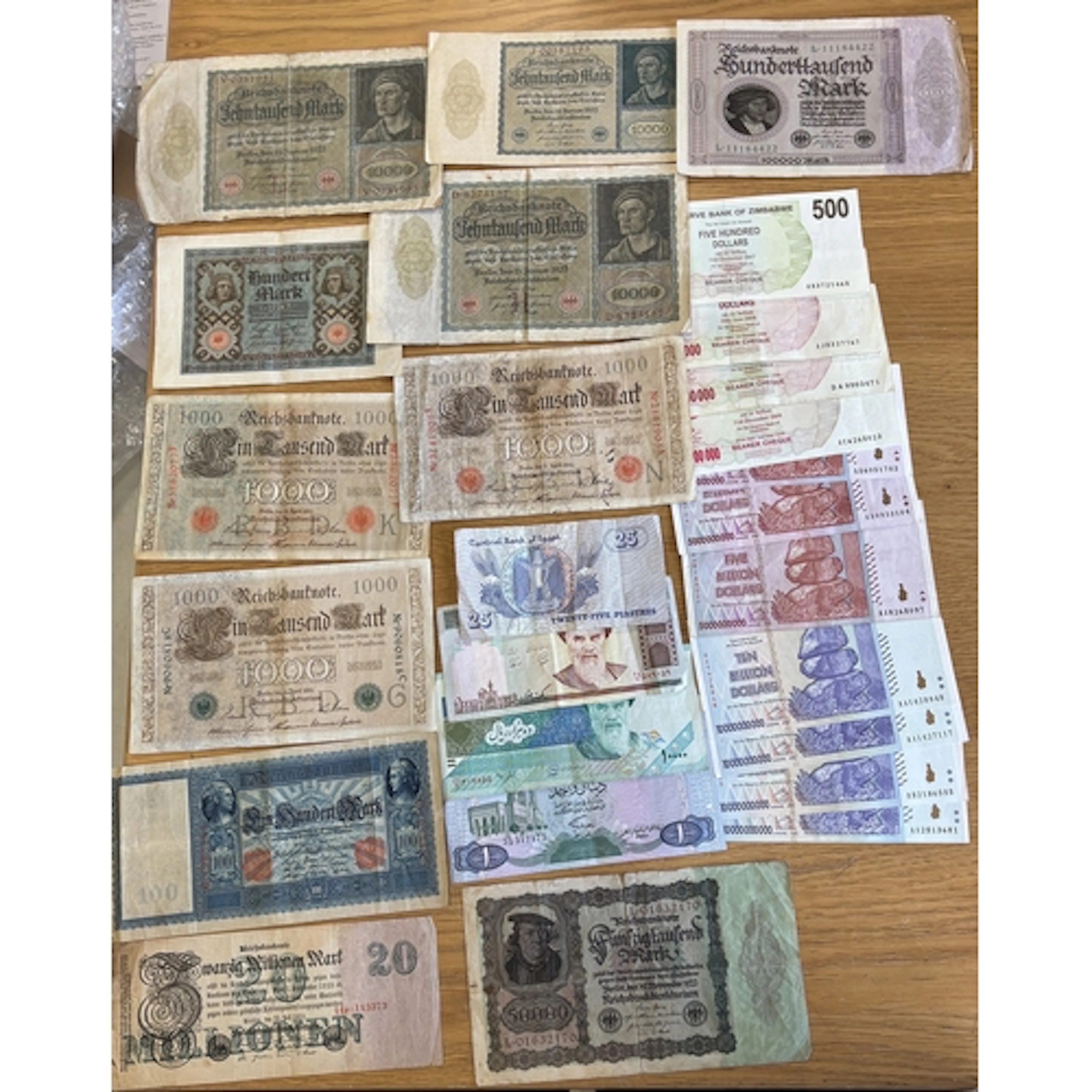 Collection of coins and banknotes, mostly loose, including b...