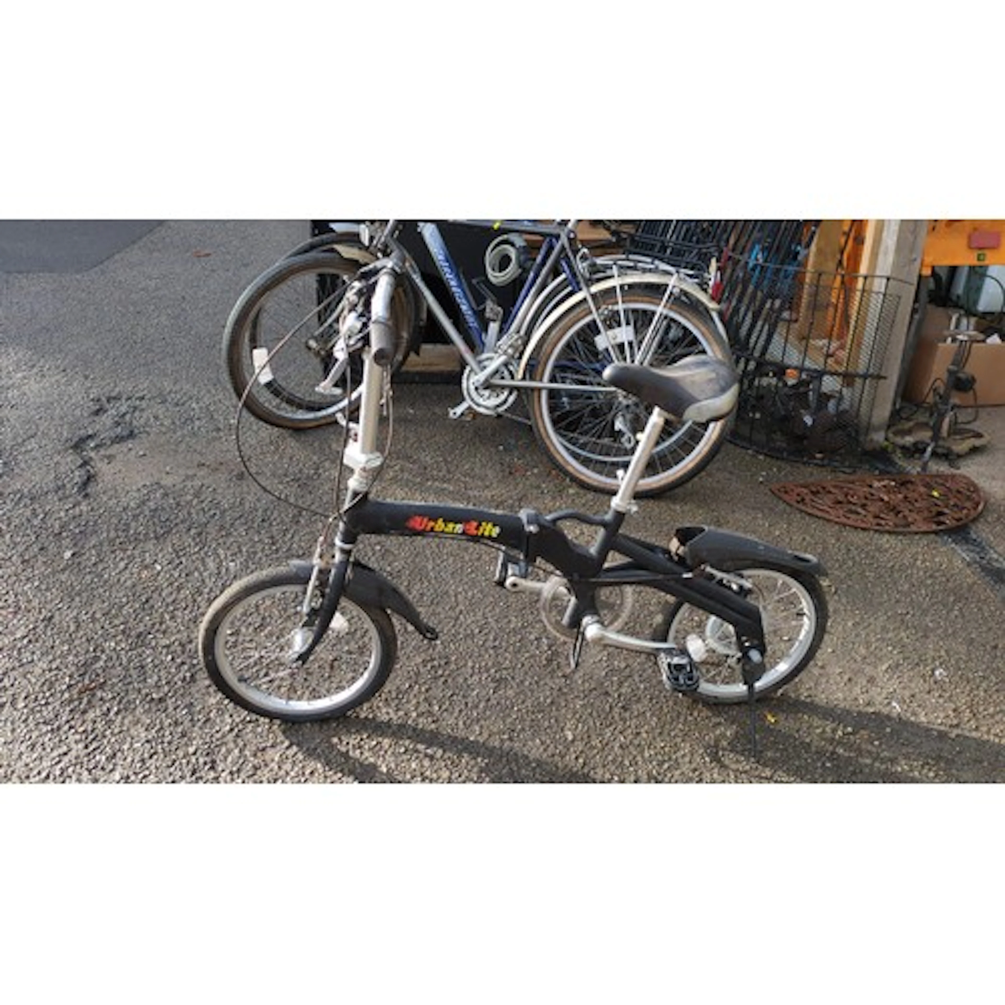 Urban Lite folding bicycle with black-painted frame, hinged ...