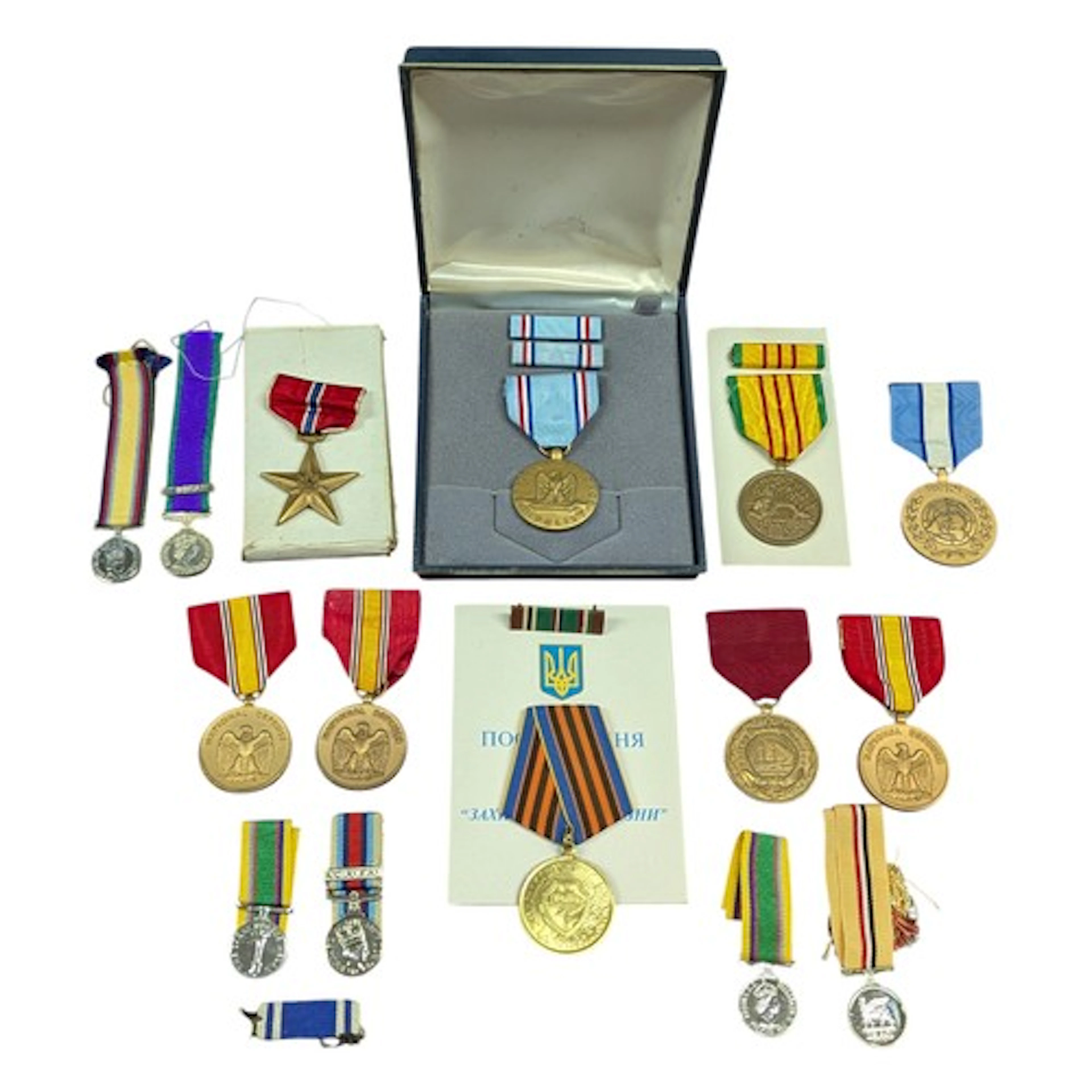 Quantity of US & Post War Medals to include a boxed US Bronz...