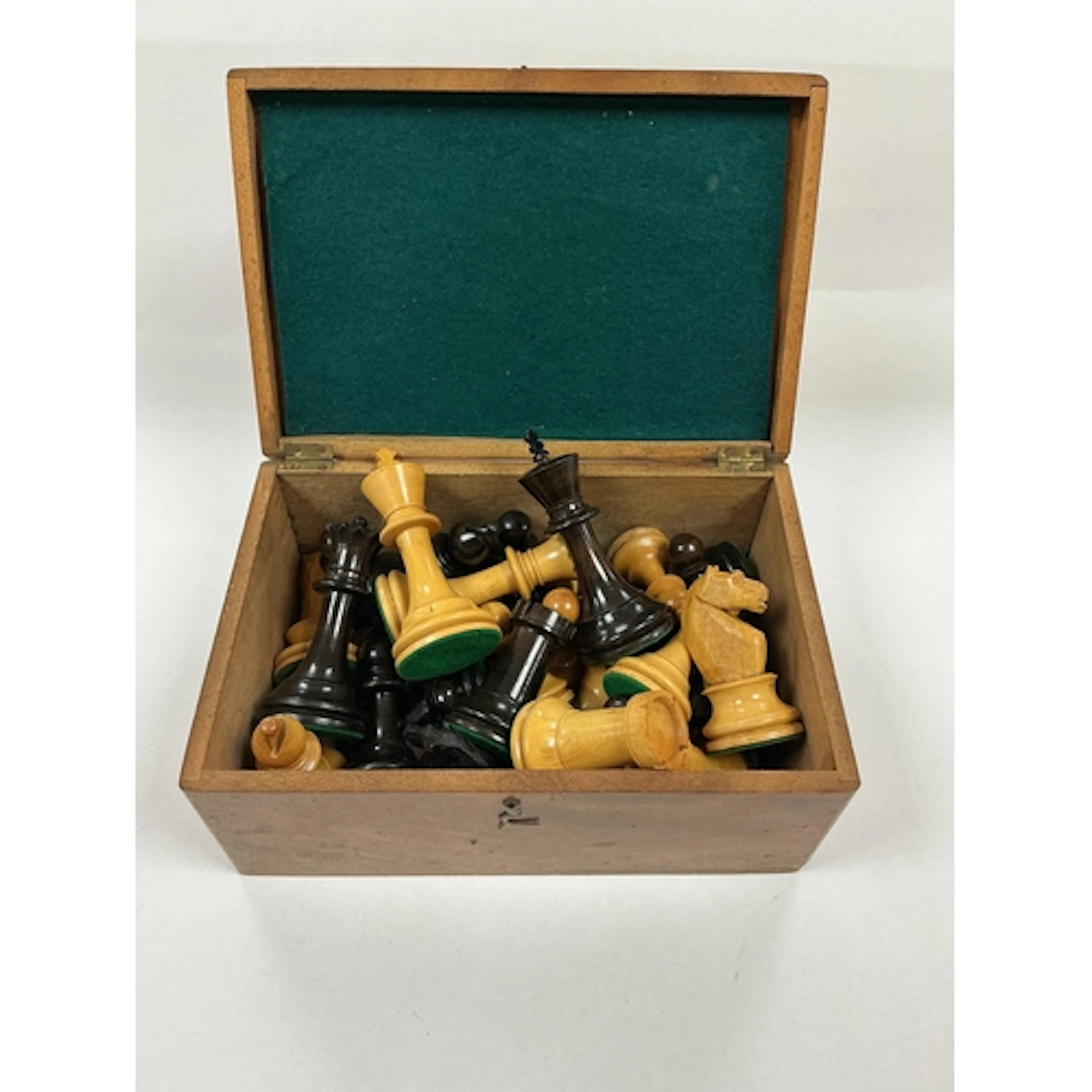 A boxed box and ebony Staunton chess set, the king 9cm high...