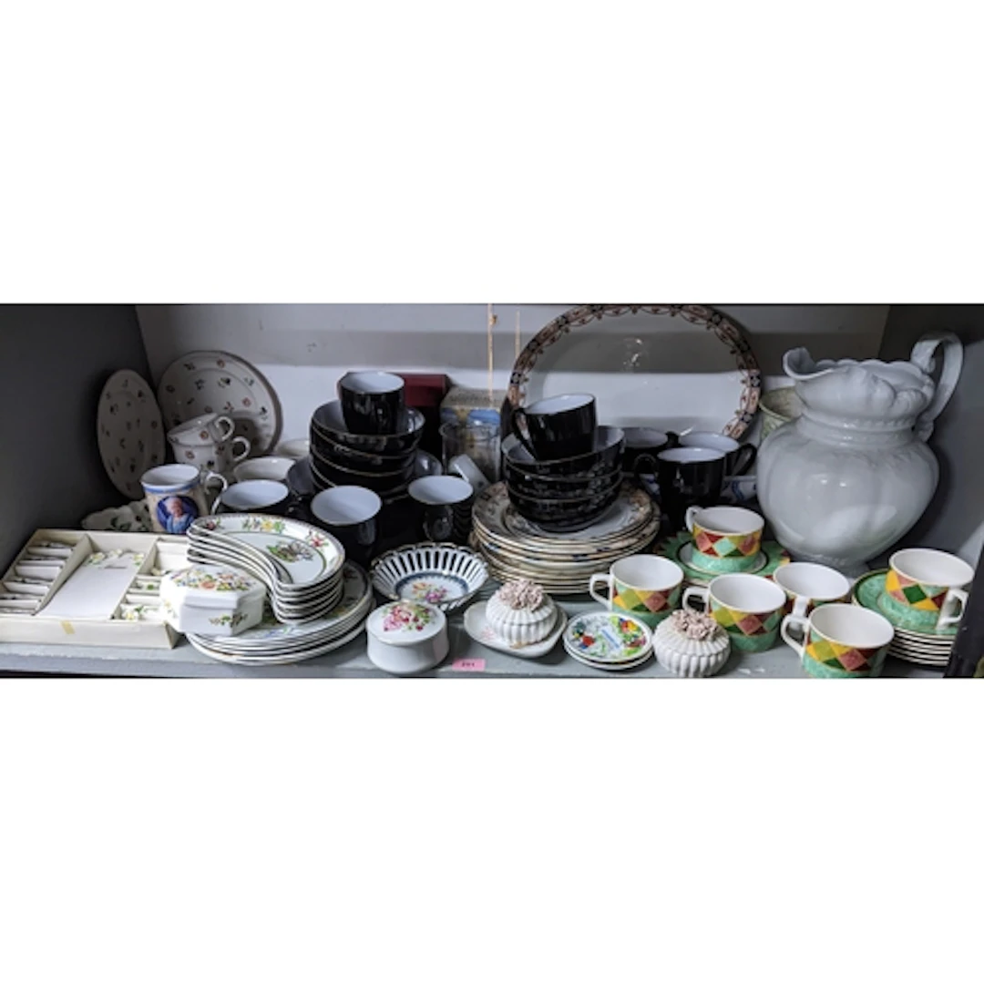 A mixed group of table ceramics to include a boxed set of po...