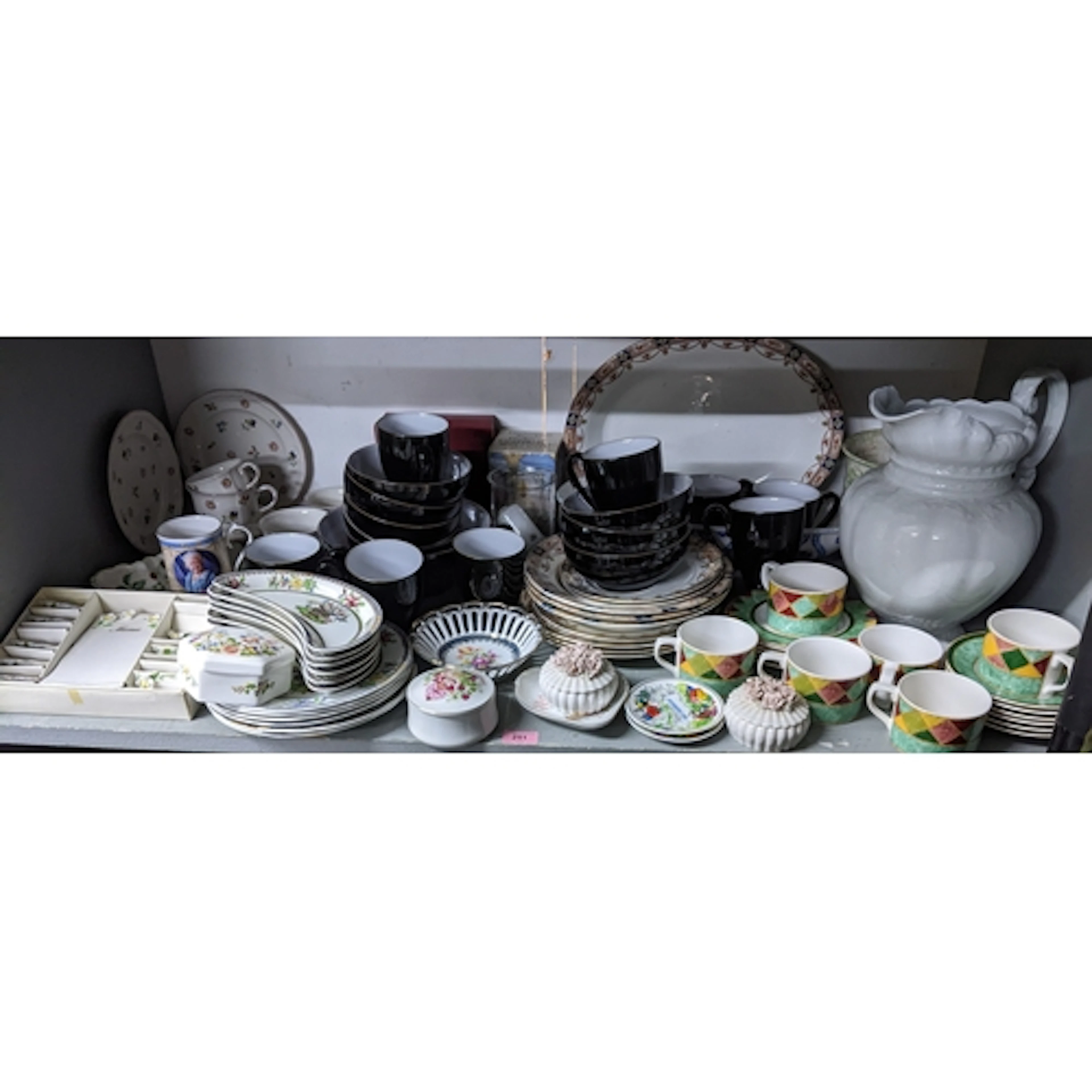 A mixed group of table ceramics to include a boxed set of po...
