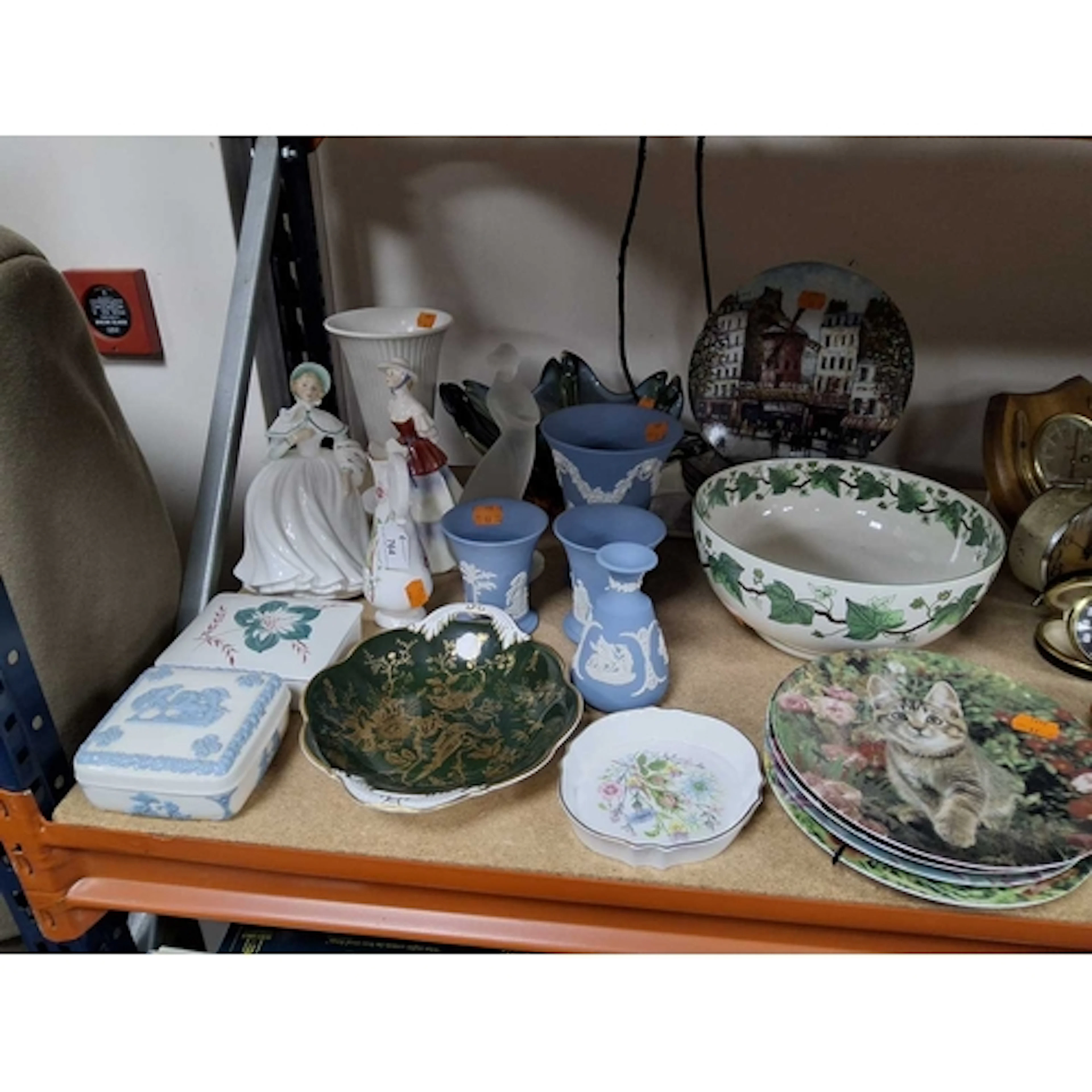 A SMALL GROUP OF DECORATIVE CERAMICS AND GLASS ITEMS to incl...