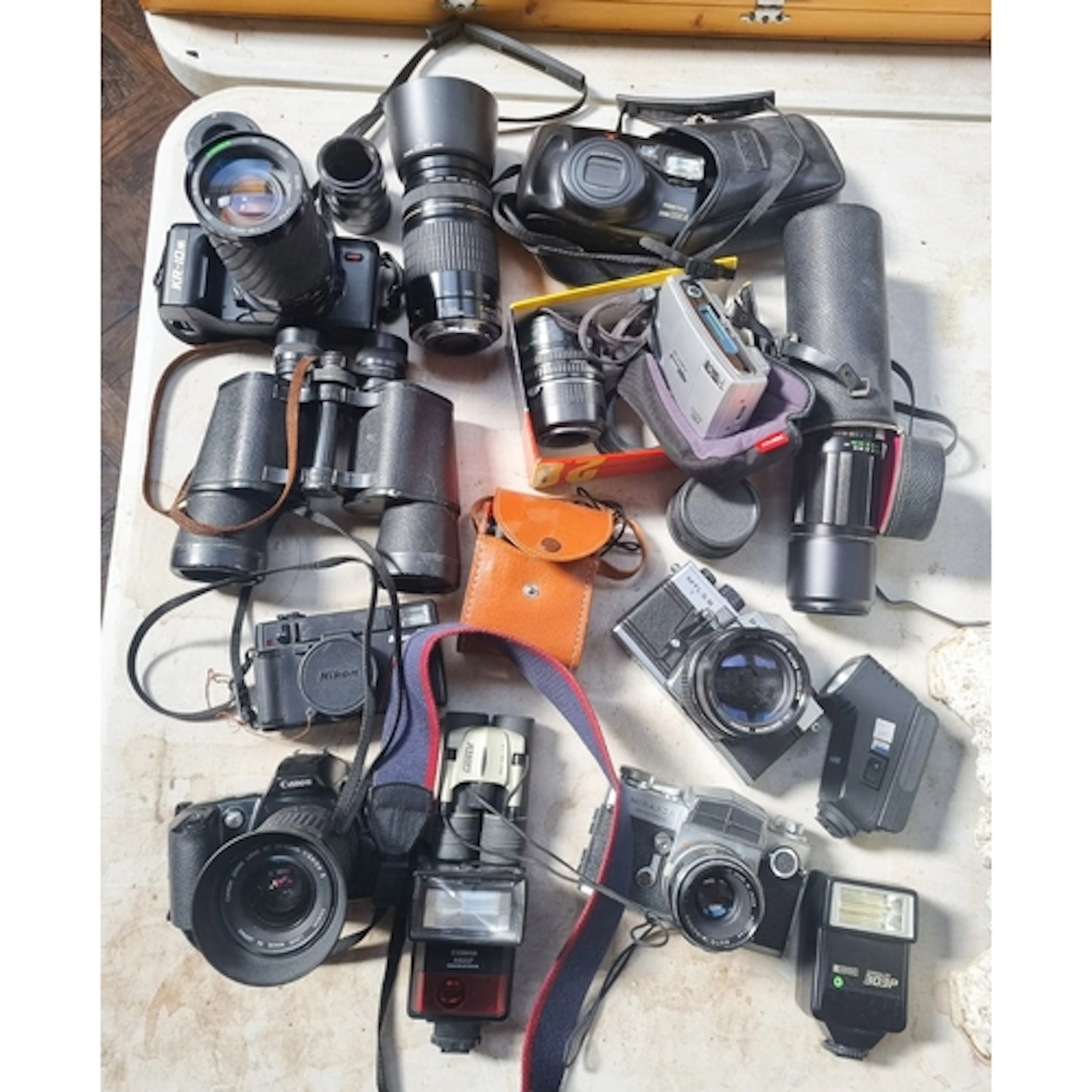 Collection of vintage cameras and accessories - Miranda, Pra...