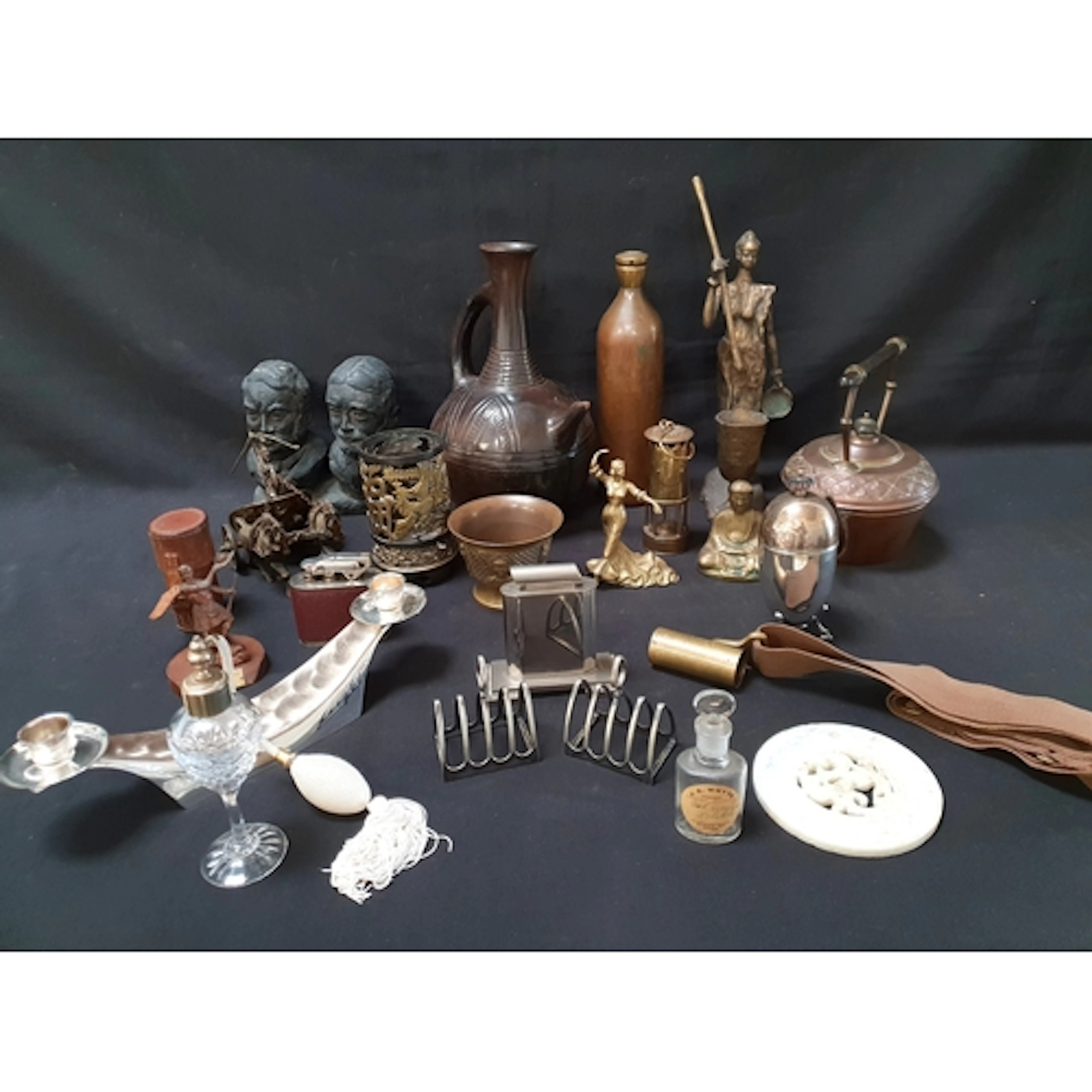 SELECTION OF GENERAL COLLECTABLES with various cast metal d...