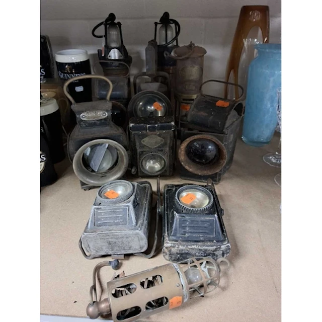 A SMALL COLLECTION OF VINTAGE LAMPS to include two Nife Type...