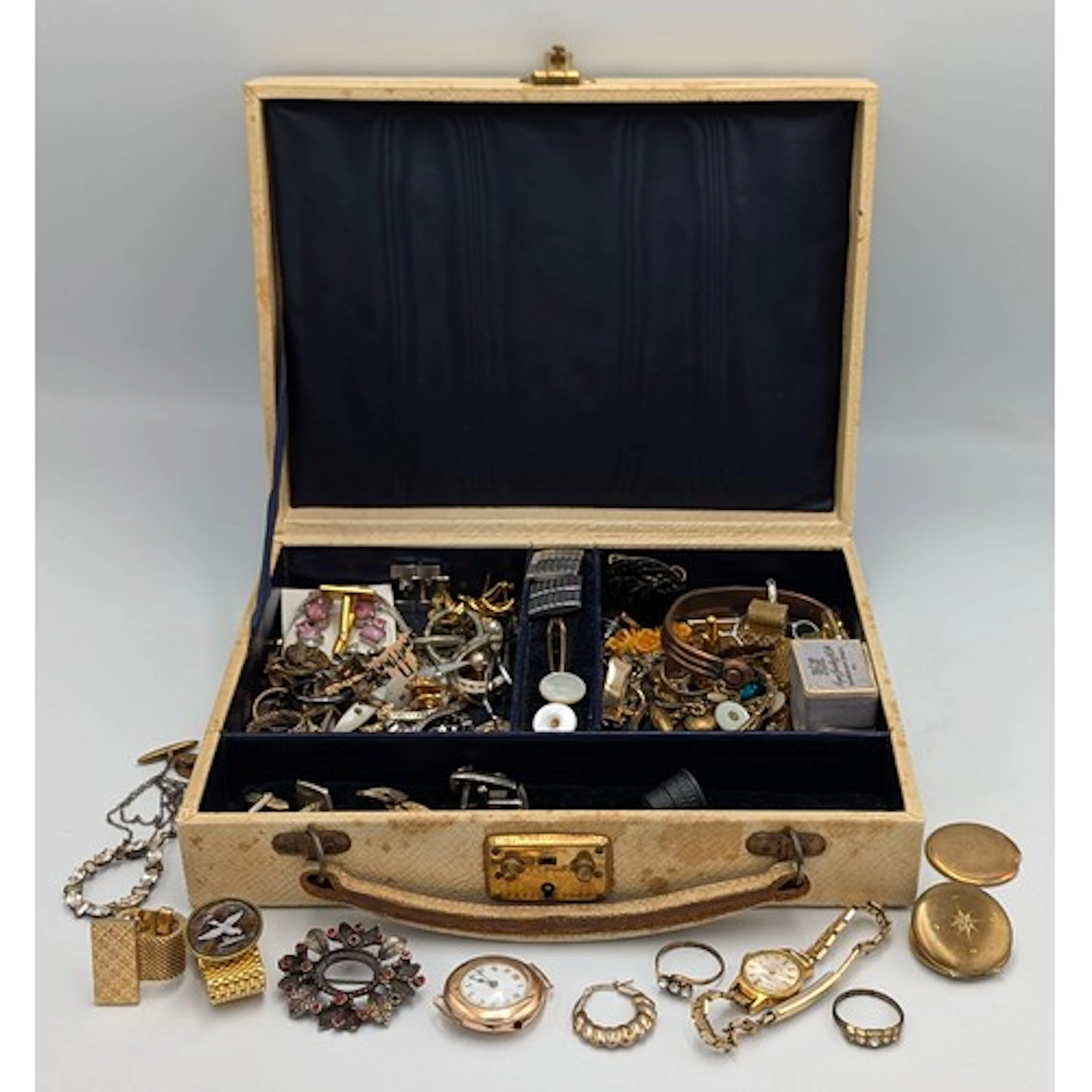 Jewellery - A quantity of miscellaneous and costume jeweller...