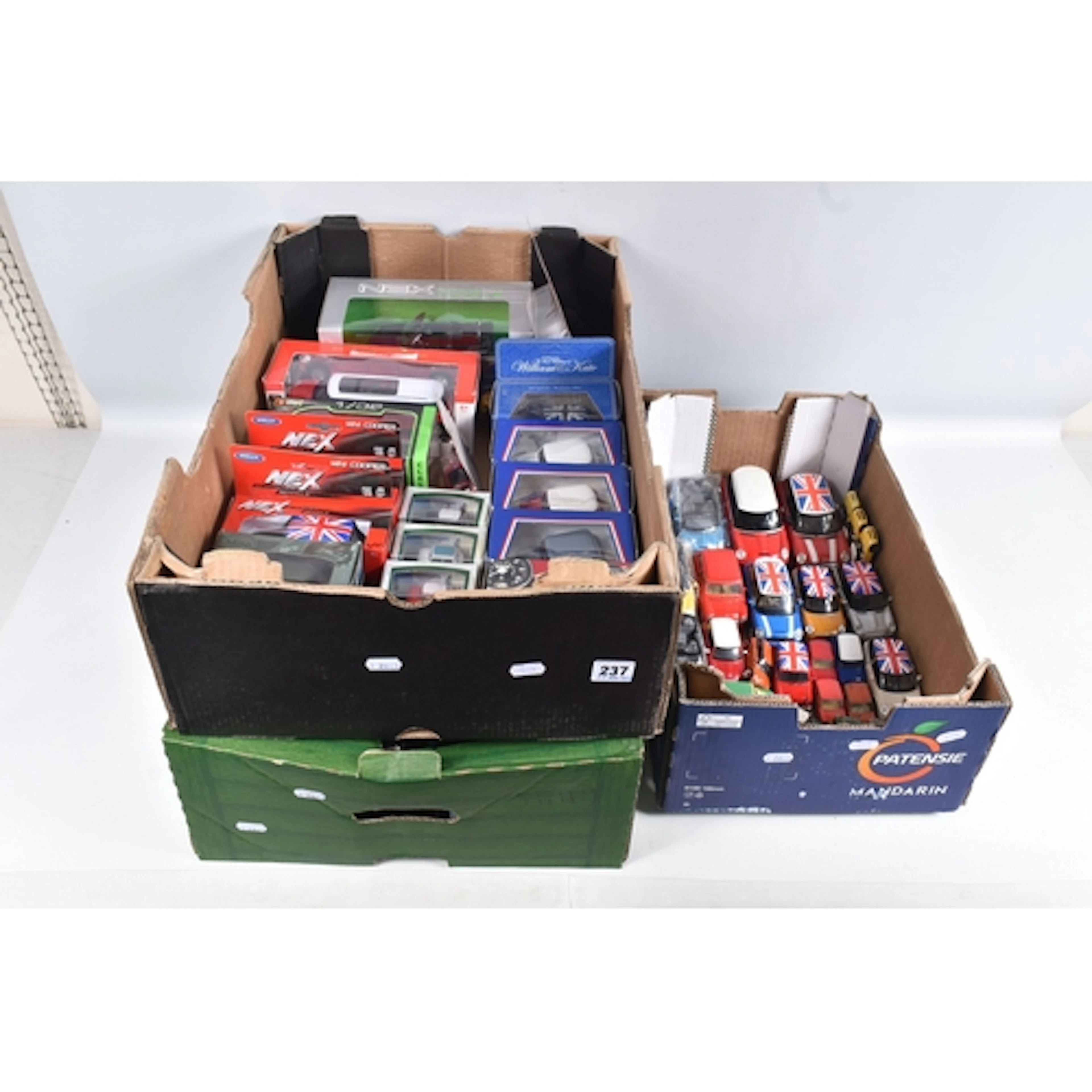 A COLLECTION OF ASSORTED BOXED AND UNBOXED DIECAST AND PLAST...