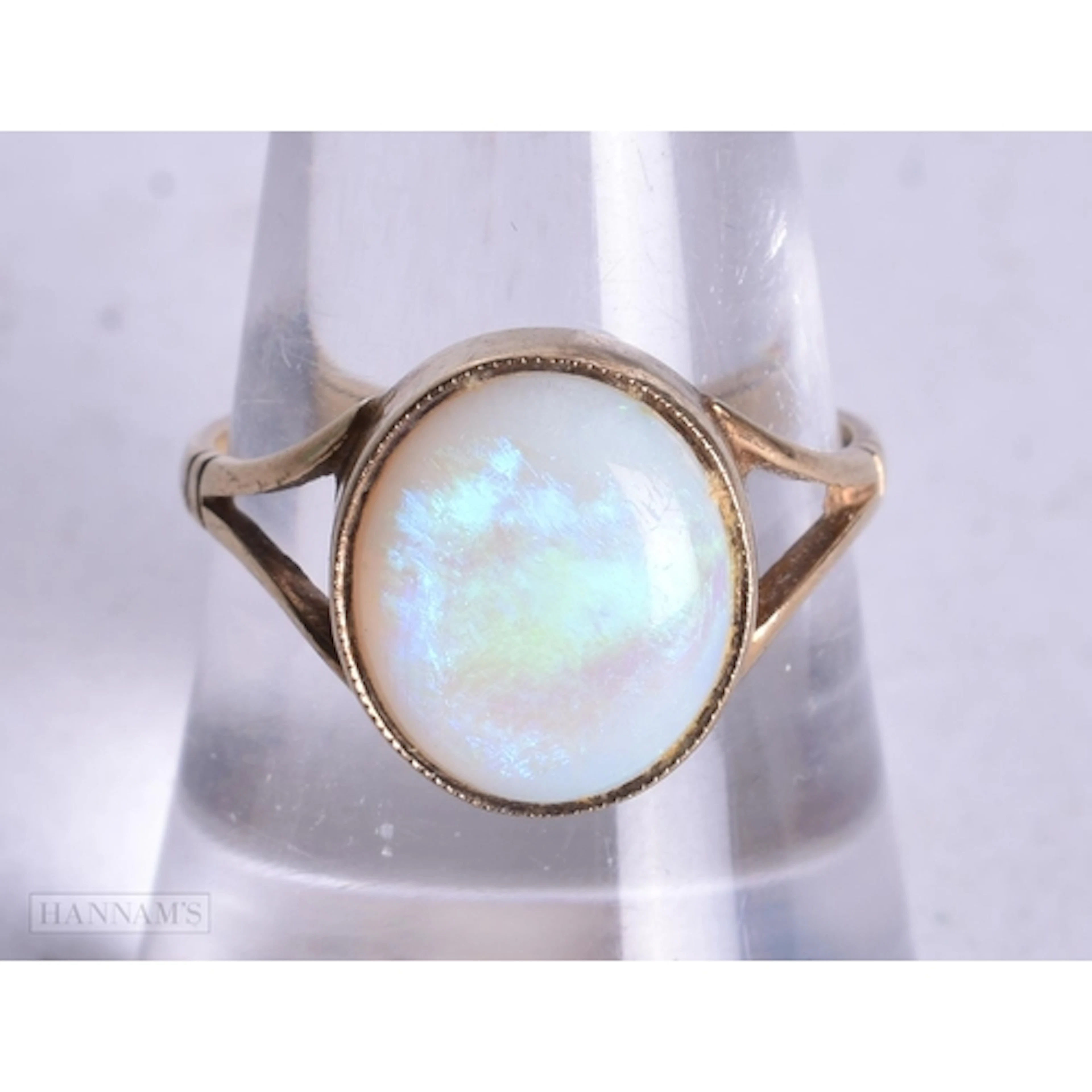 9ct gold opal solitaire ring (2.6g). O.