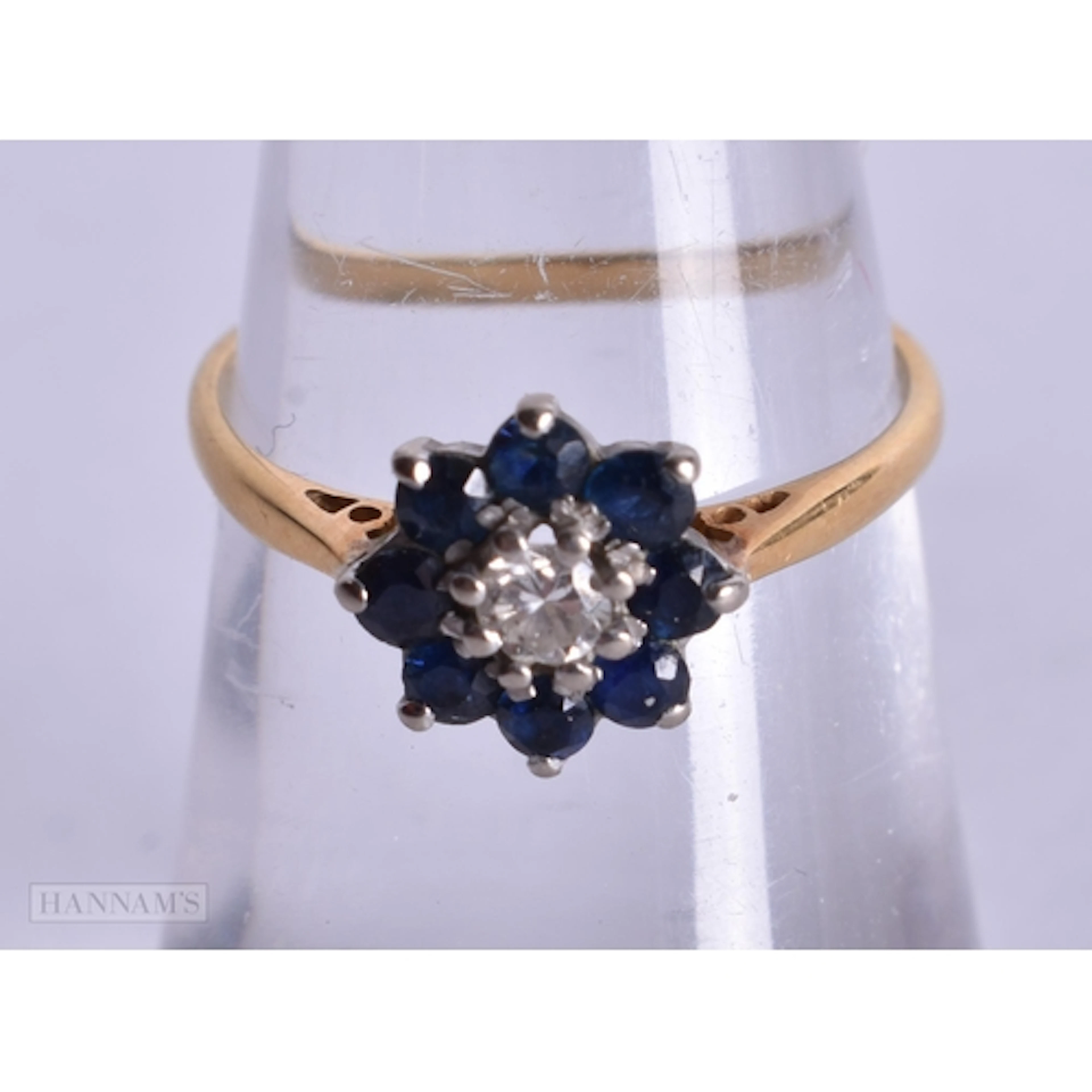 18ct gold diamond sapphire cluster ring (1.8g). L.