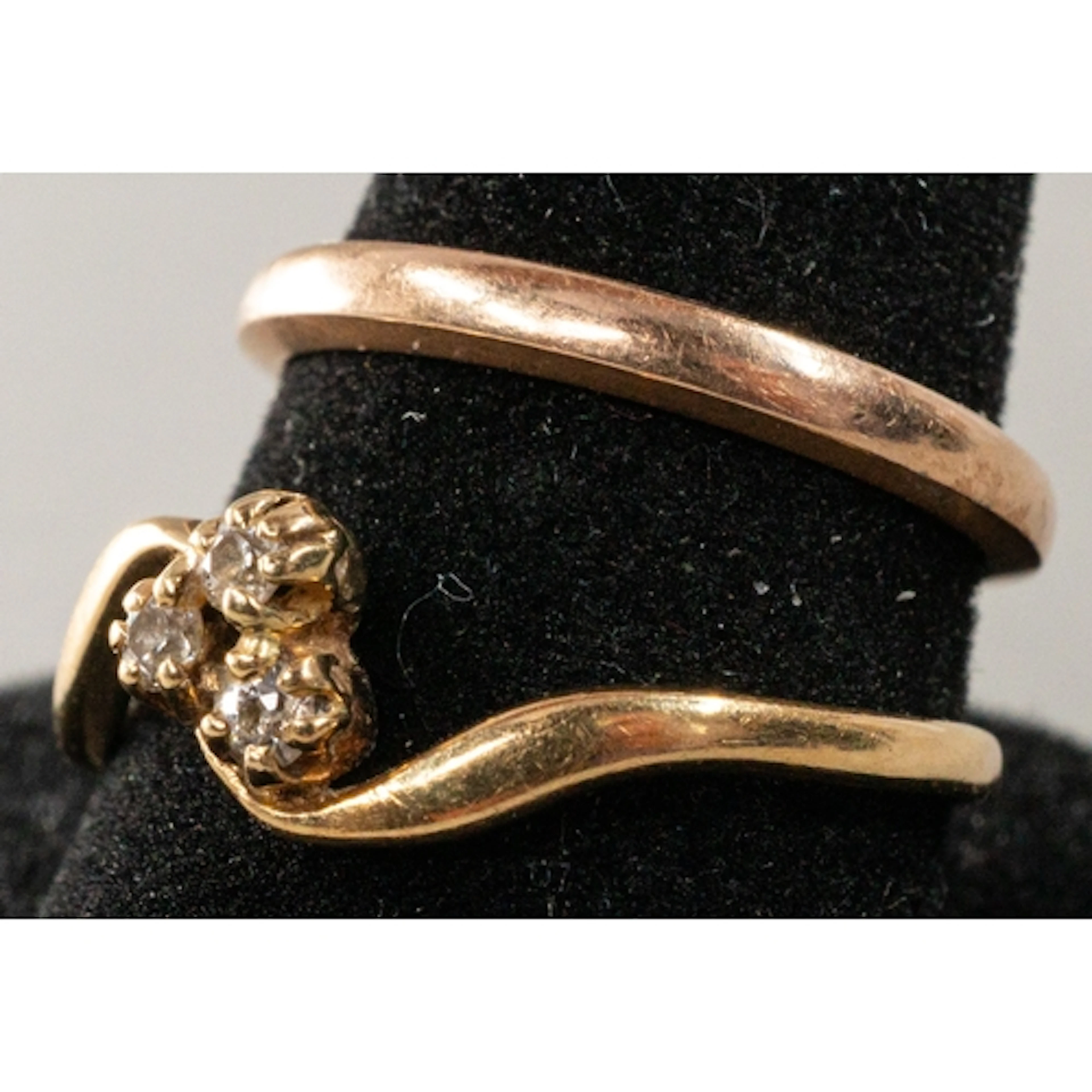 Jewellery: a 9ct yellow gold band, London 1942, UK size M, t...
