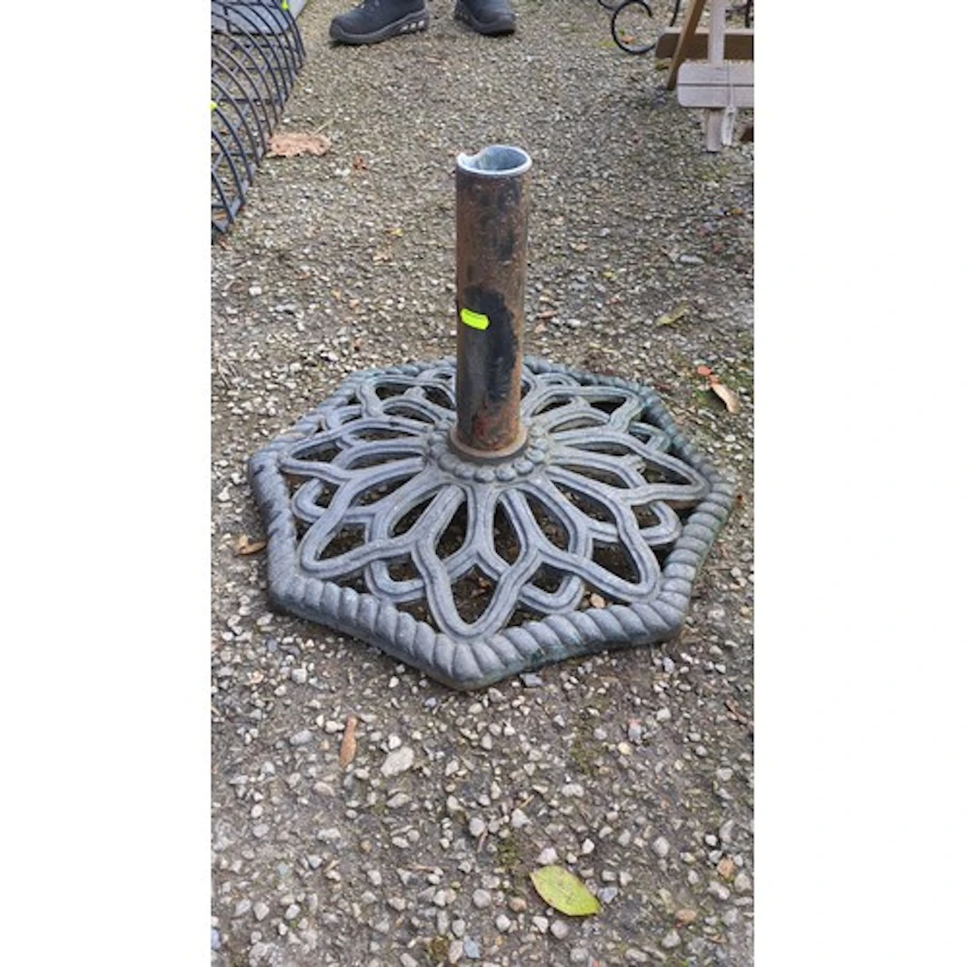 Garden parasol base in cast metal, with a octagonal openwork...