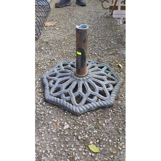 Garden parasol base in cast metal, with a octagonal openwork...