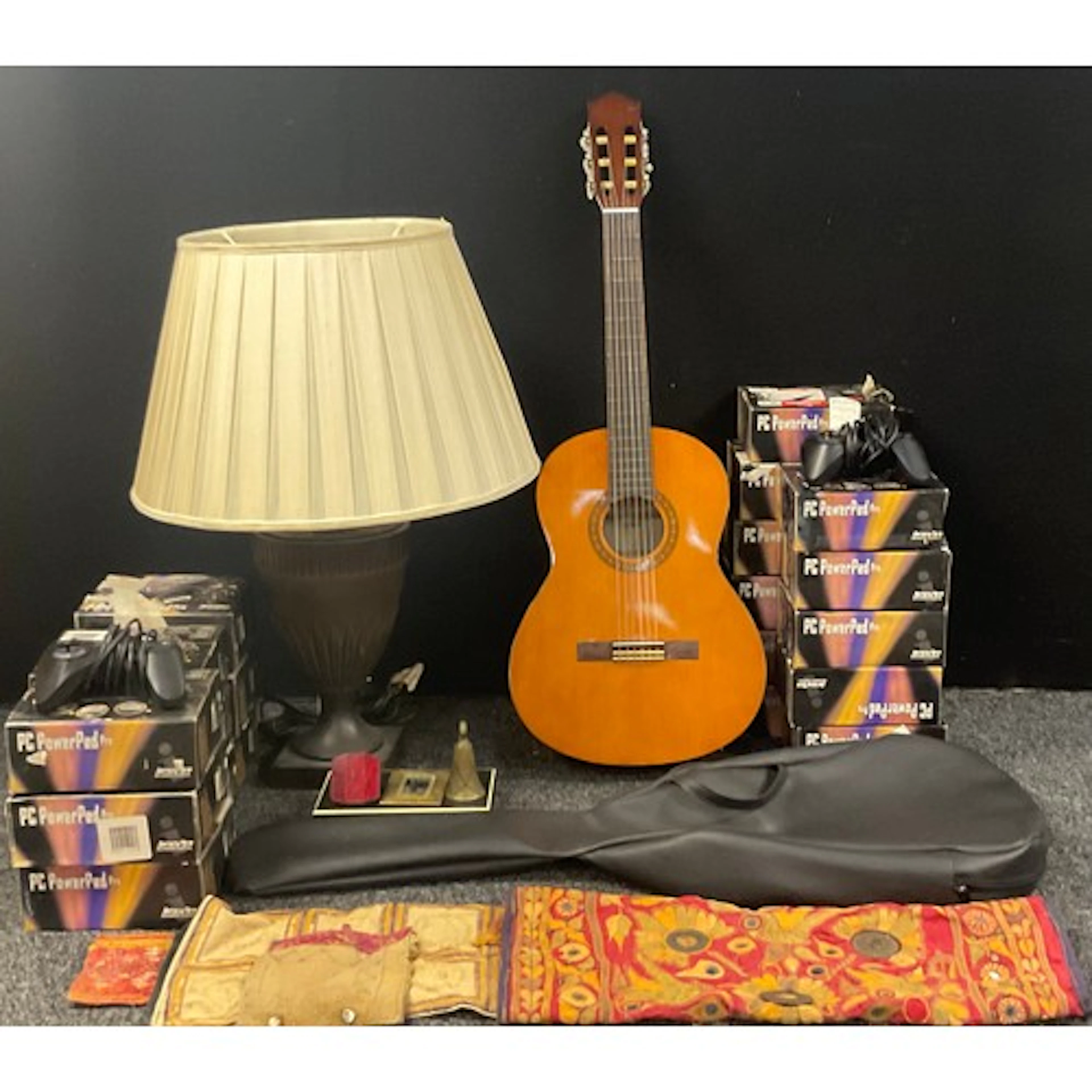 A Yamaha CS-40 classical acoustic guitar, 93cm long overall,...