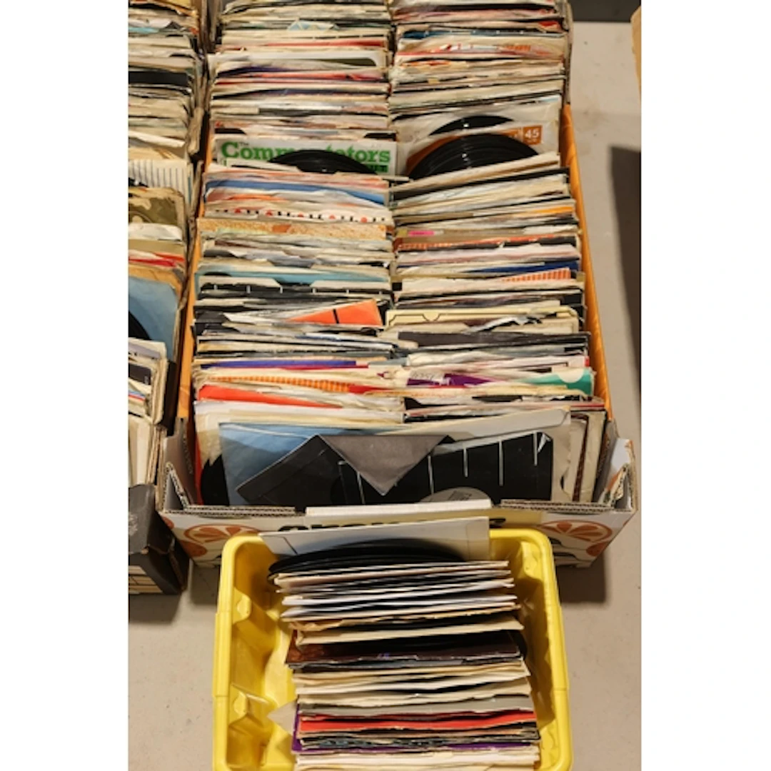 Box containing a large collection of mixed 7' singles to inc...