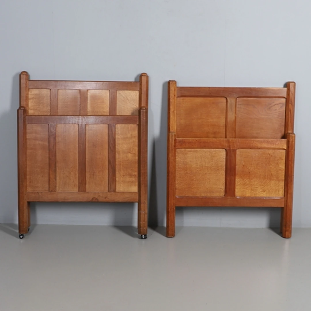 GORDON RUSSELL - PAIR OF COTSWOLD SCHOOL OAK SINGLE BEDS. A ...