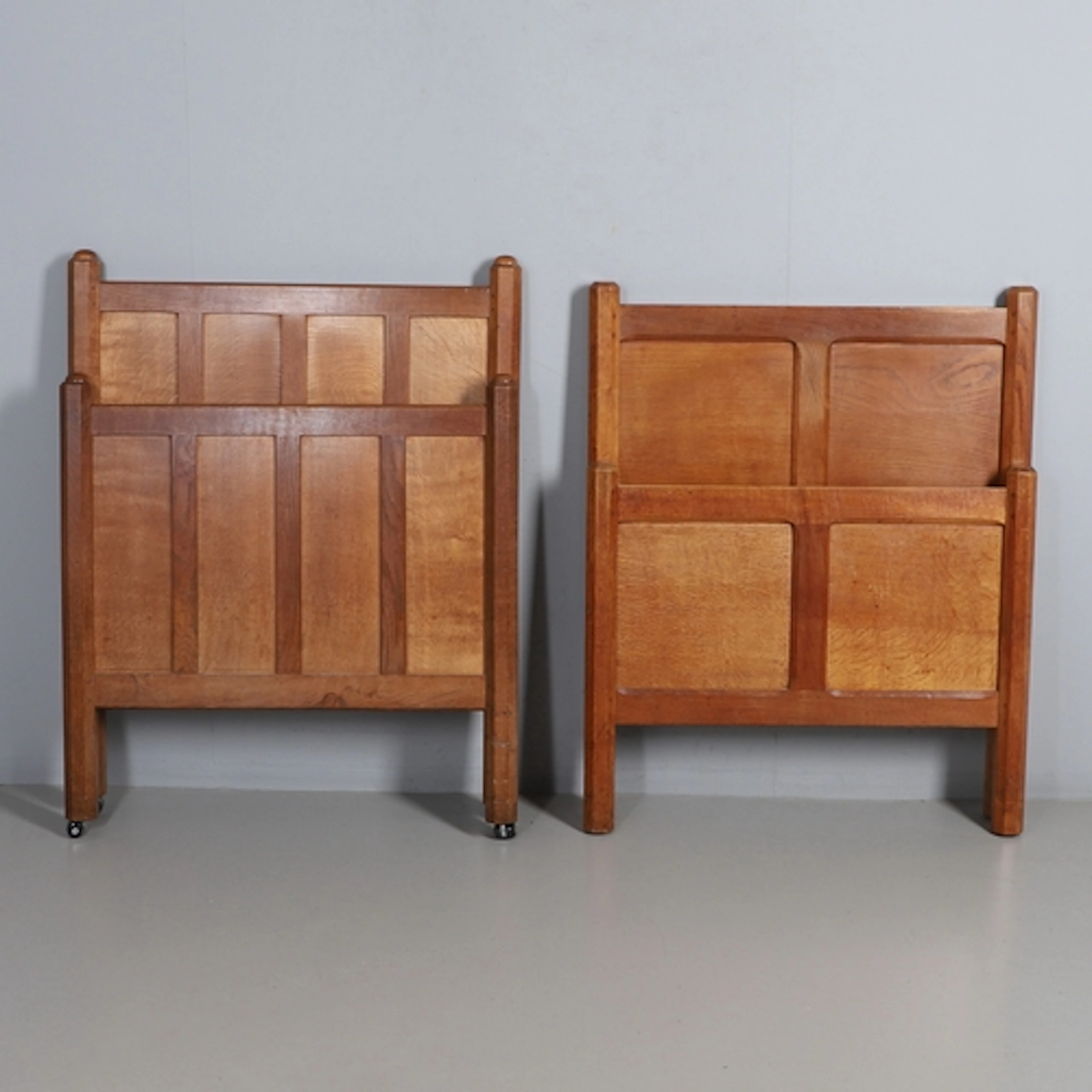 GORDON RUSSELL - PAIR OF COTSWOLD SCHOOL OAK SINGLE BEDS. A ...