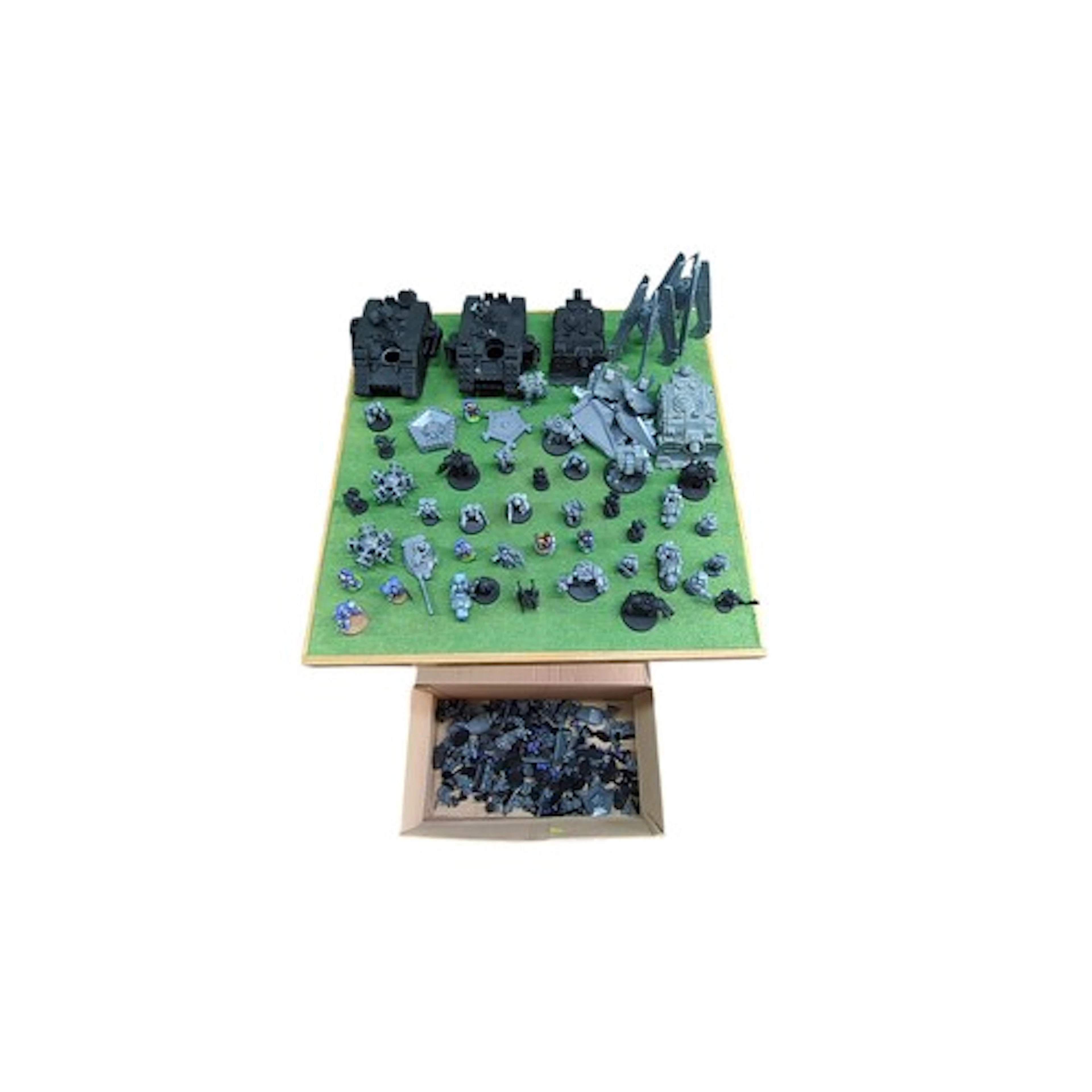 A quantity of Warhammer 40k plastic miniatures and vehicles,...
