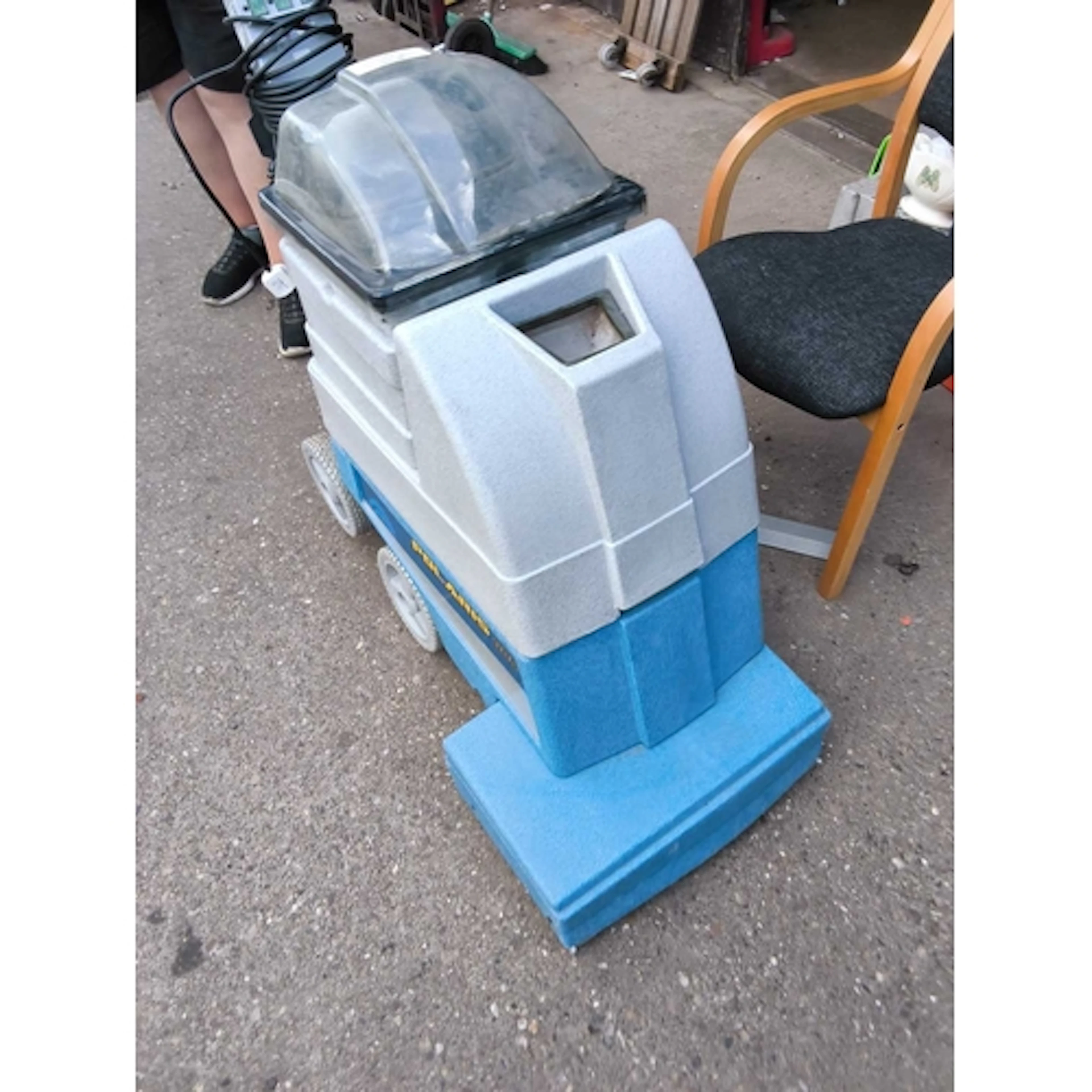 A POLARIS 800 INDUSTRIAL CARPET CLEANER (PAT pass and workin...