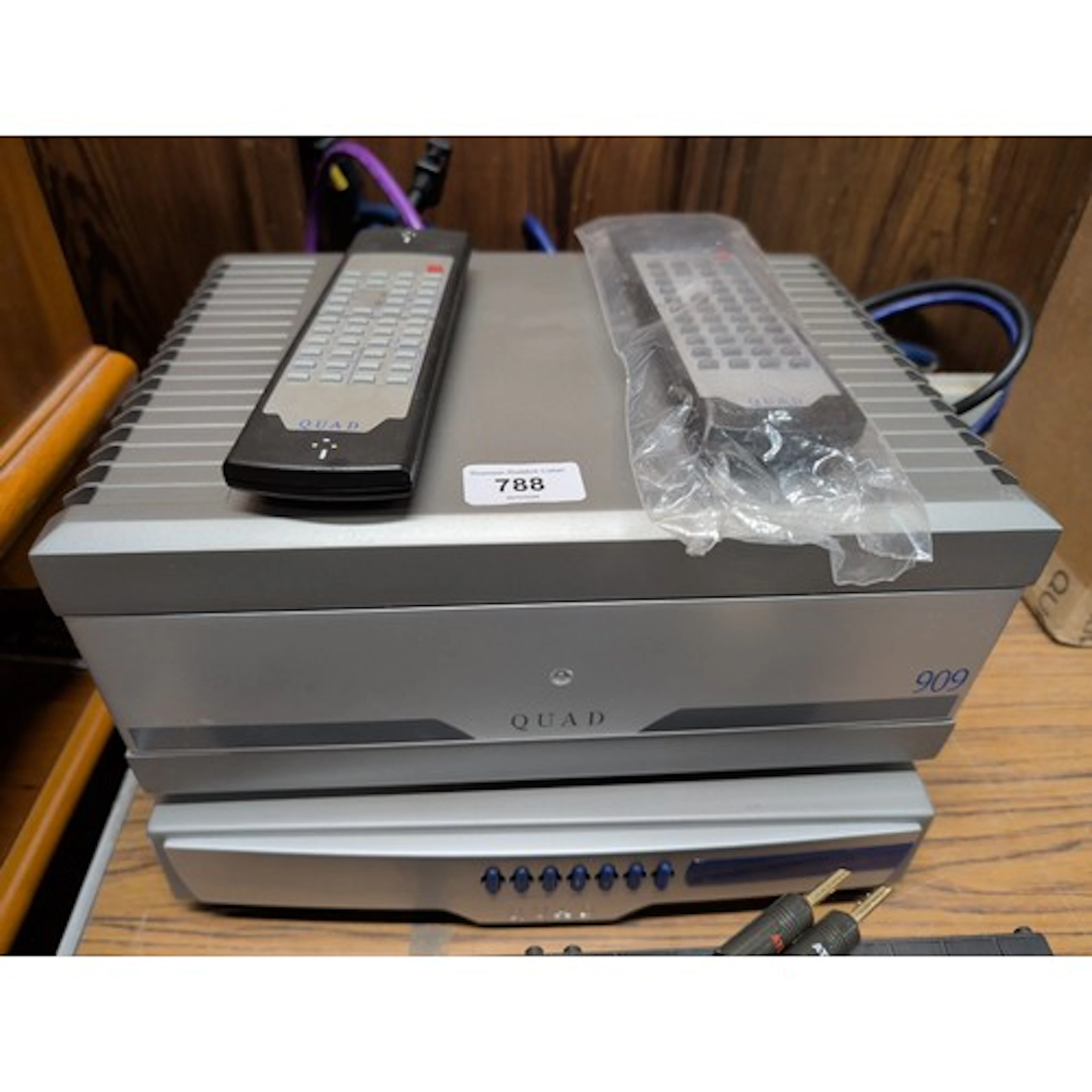 Quad 909 stereo power amplifier and a Quad 99 preamplifier (...